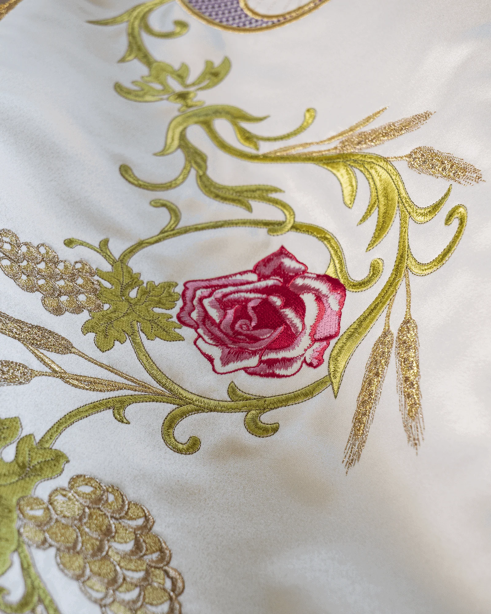 Canopy embroidered with colorful flower motifs - Image 8