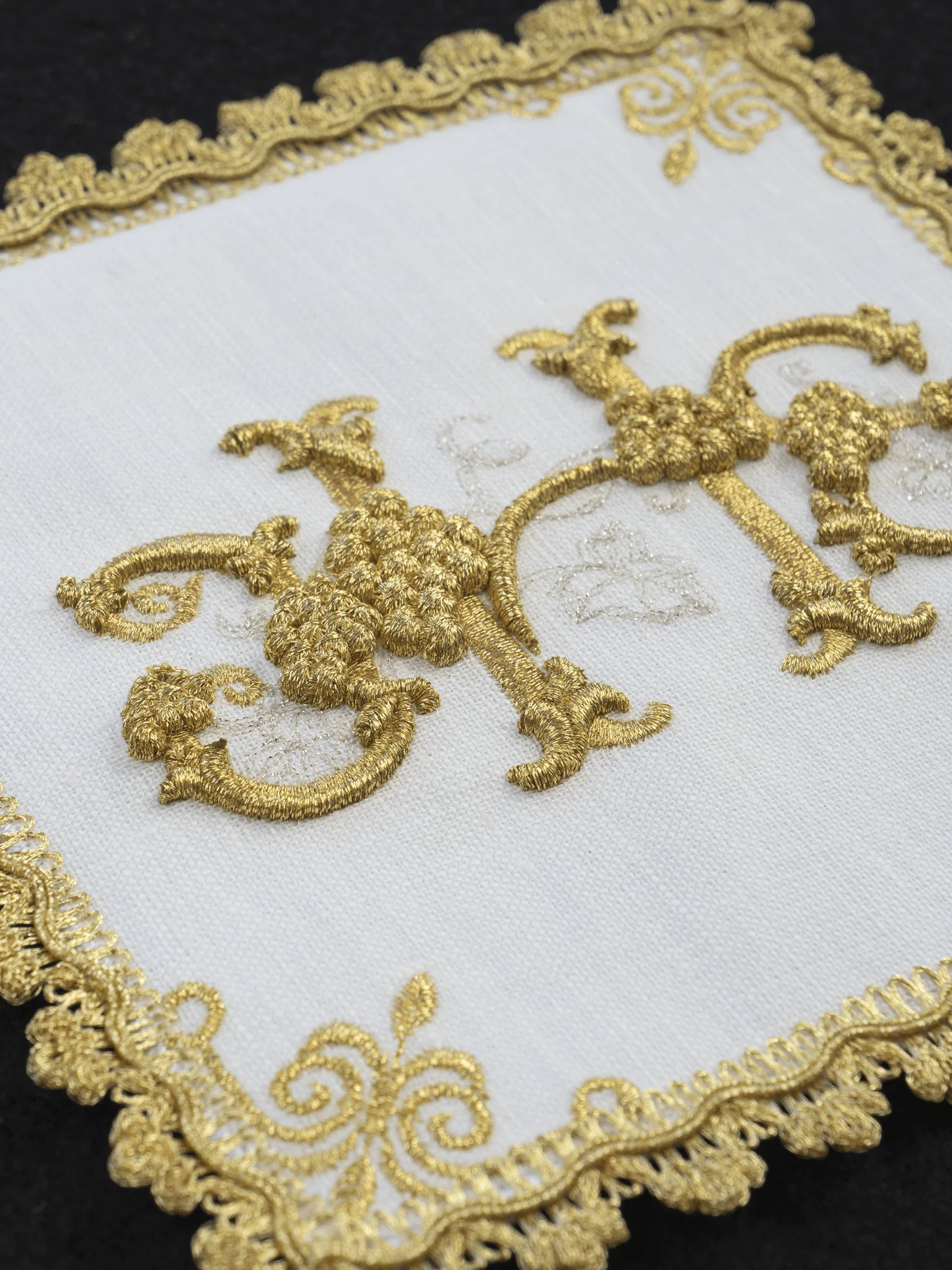 Chalice linens with embroidered IHS and grapes HA/511 - Image 3