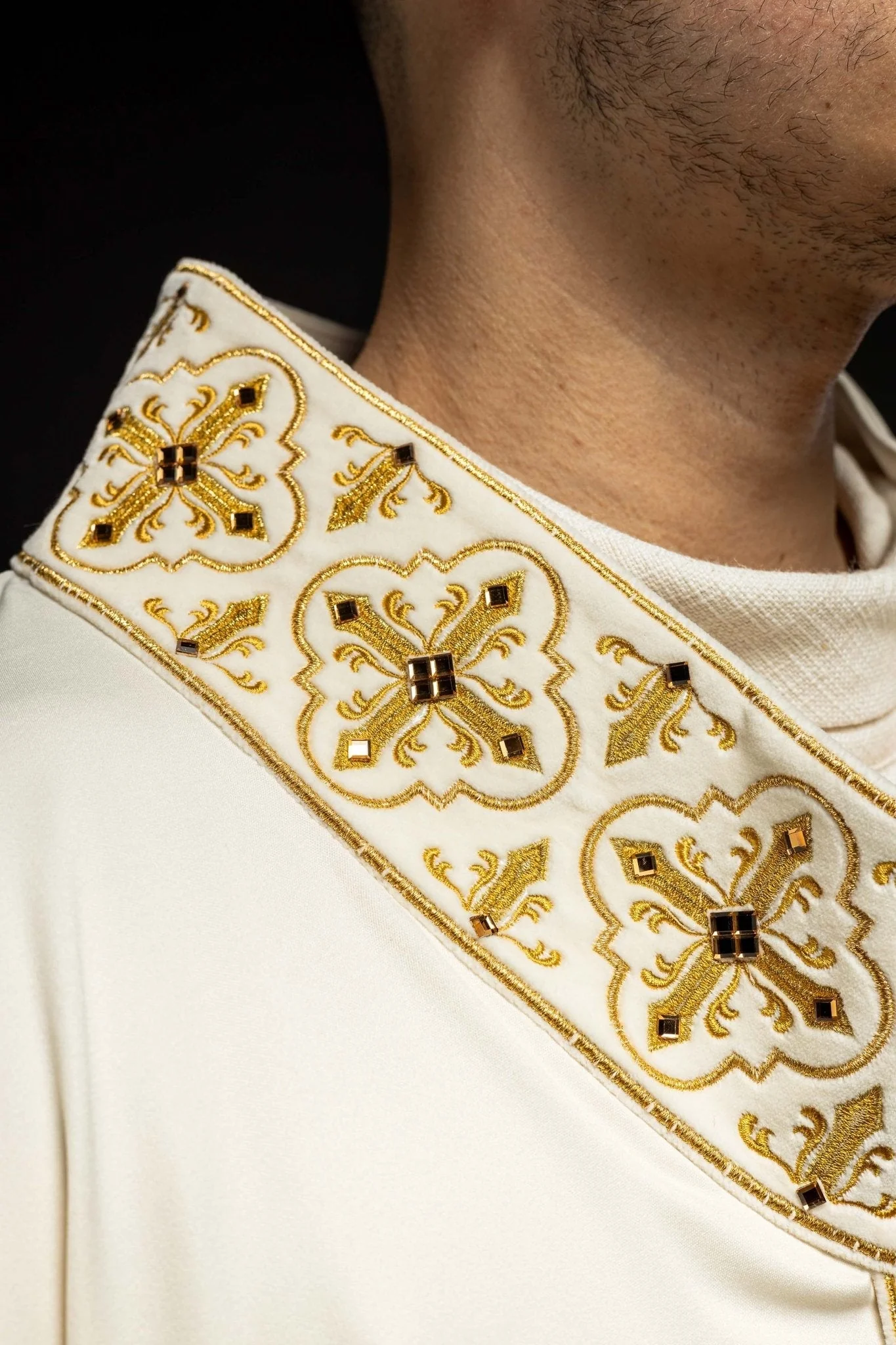 Chasuble adorned with stones and a narrow band in ecru color - Image 3