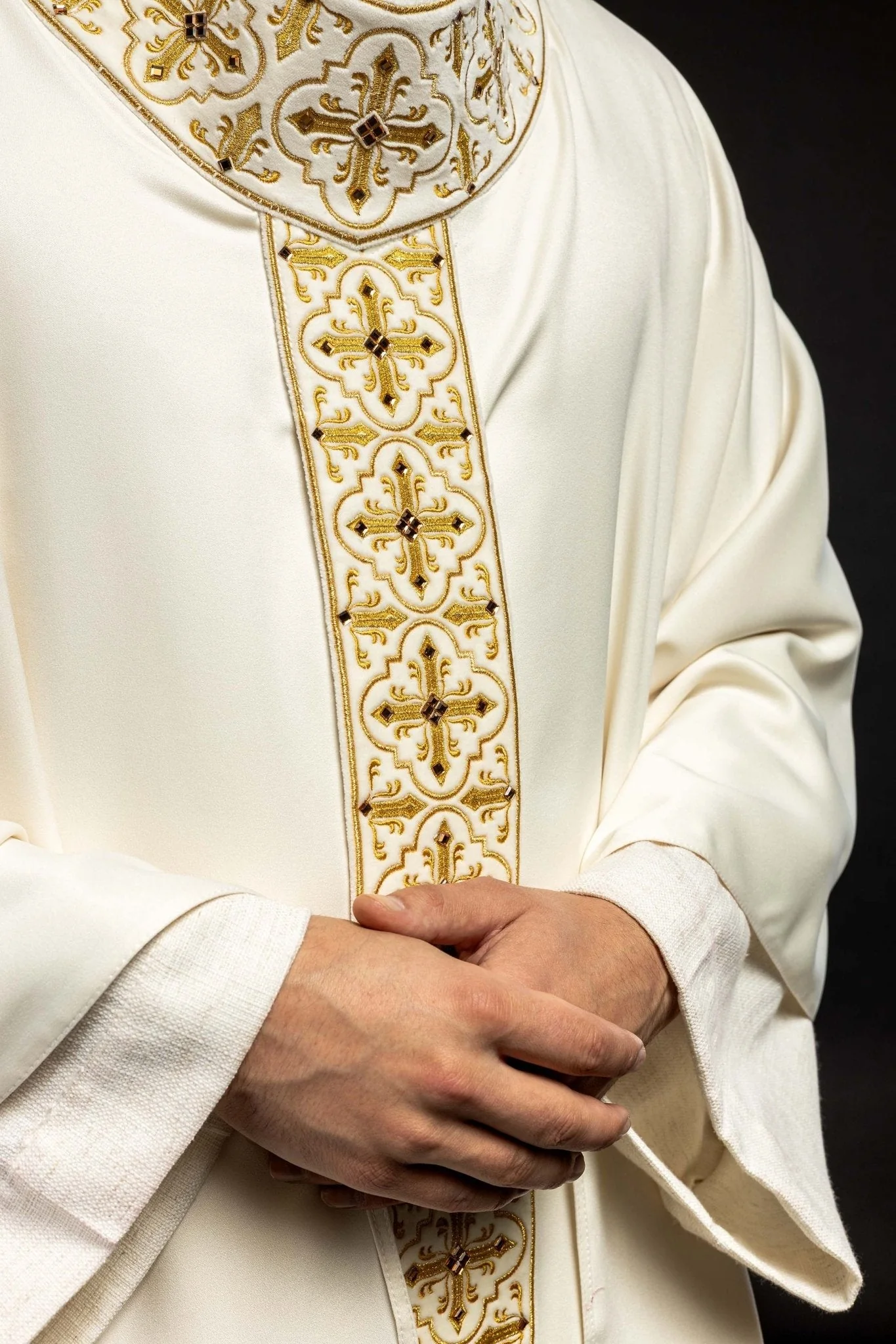 Chasuble adorned with stones and a narrow band in ecru color - Image 4