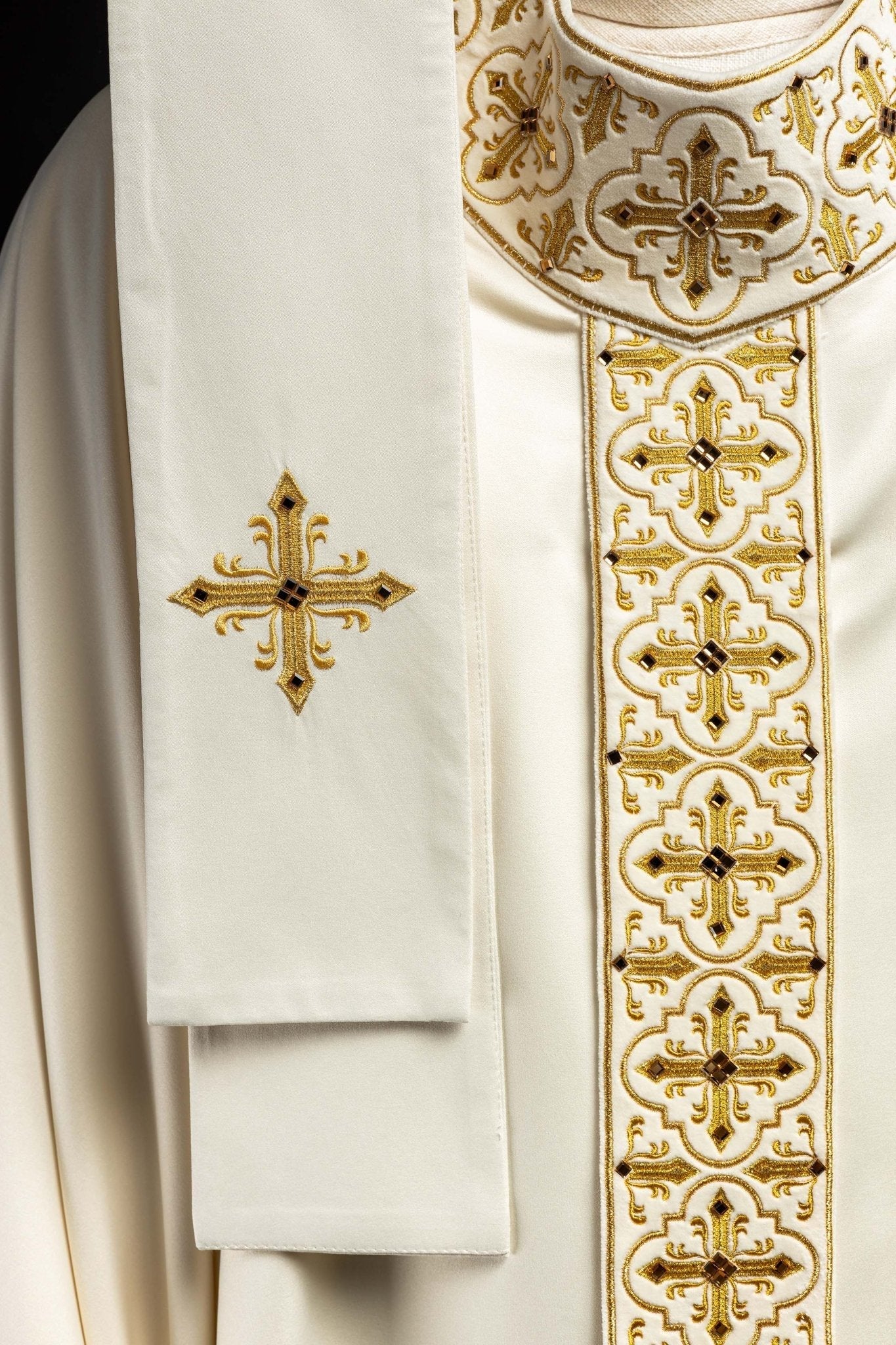 Chasuble adorned with stones and a narrow band in ecru color - Image 5