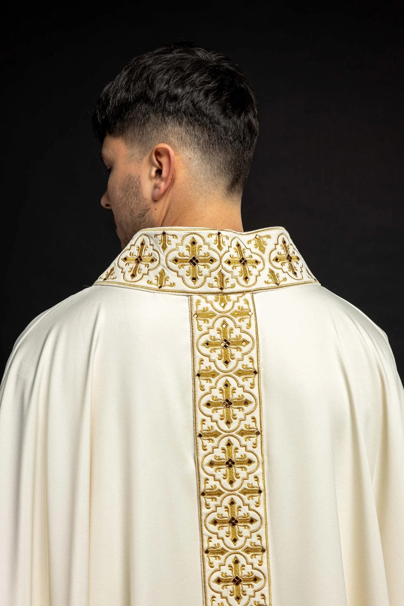 Chasuble adorned with stones and a narrow band in ecru color - Image 6