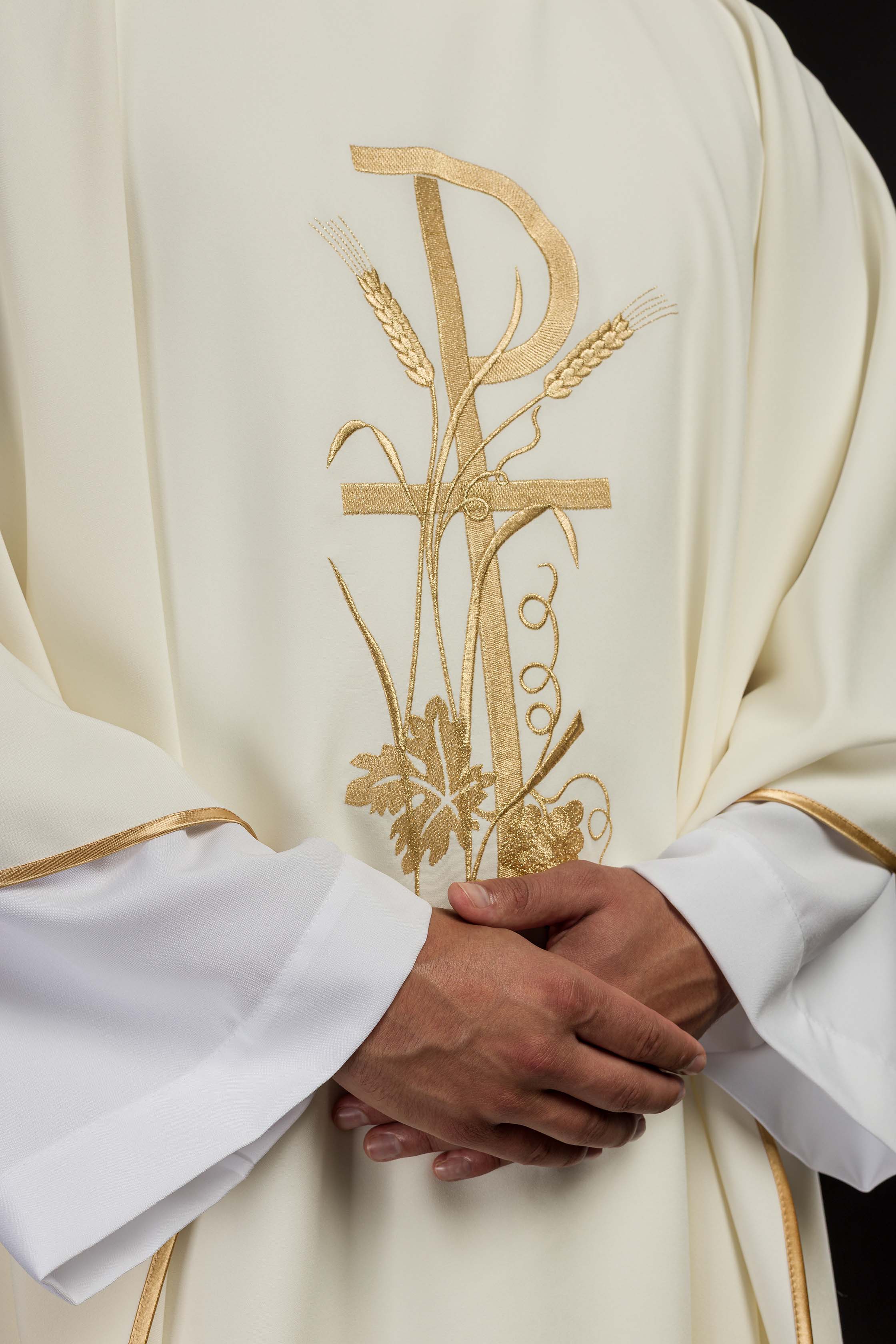 Chasuble embroidered in ecru - Image 3