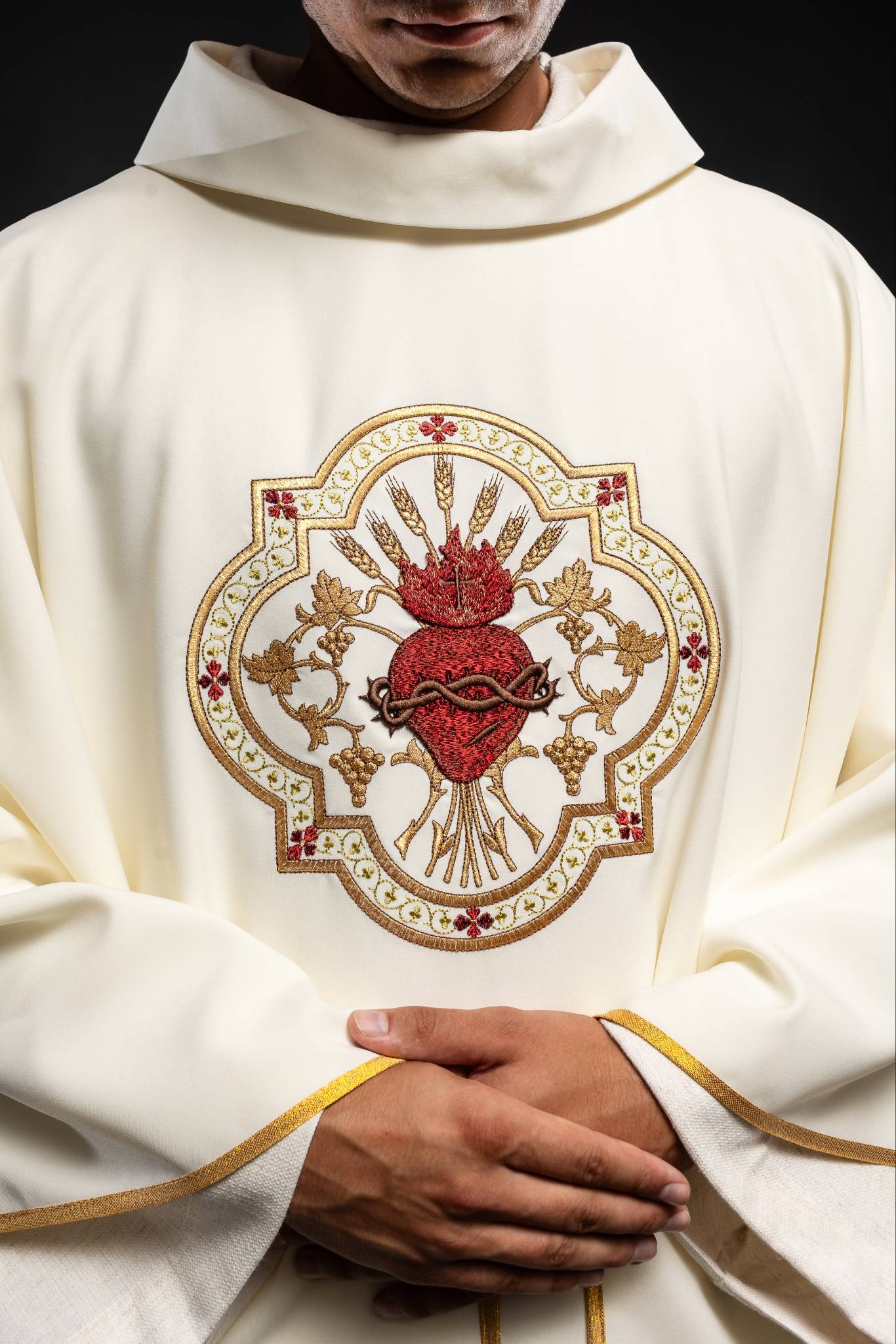 Chasuble embroidered with Sacred Heart of Jesus and Chalice in ecru - Image 3