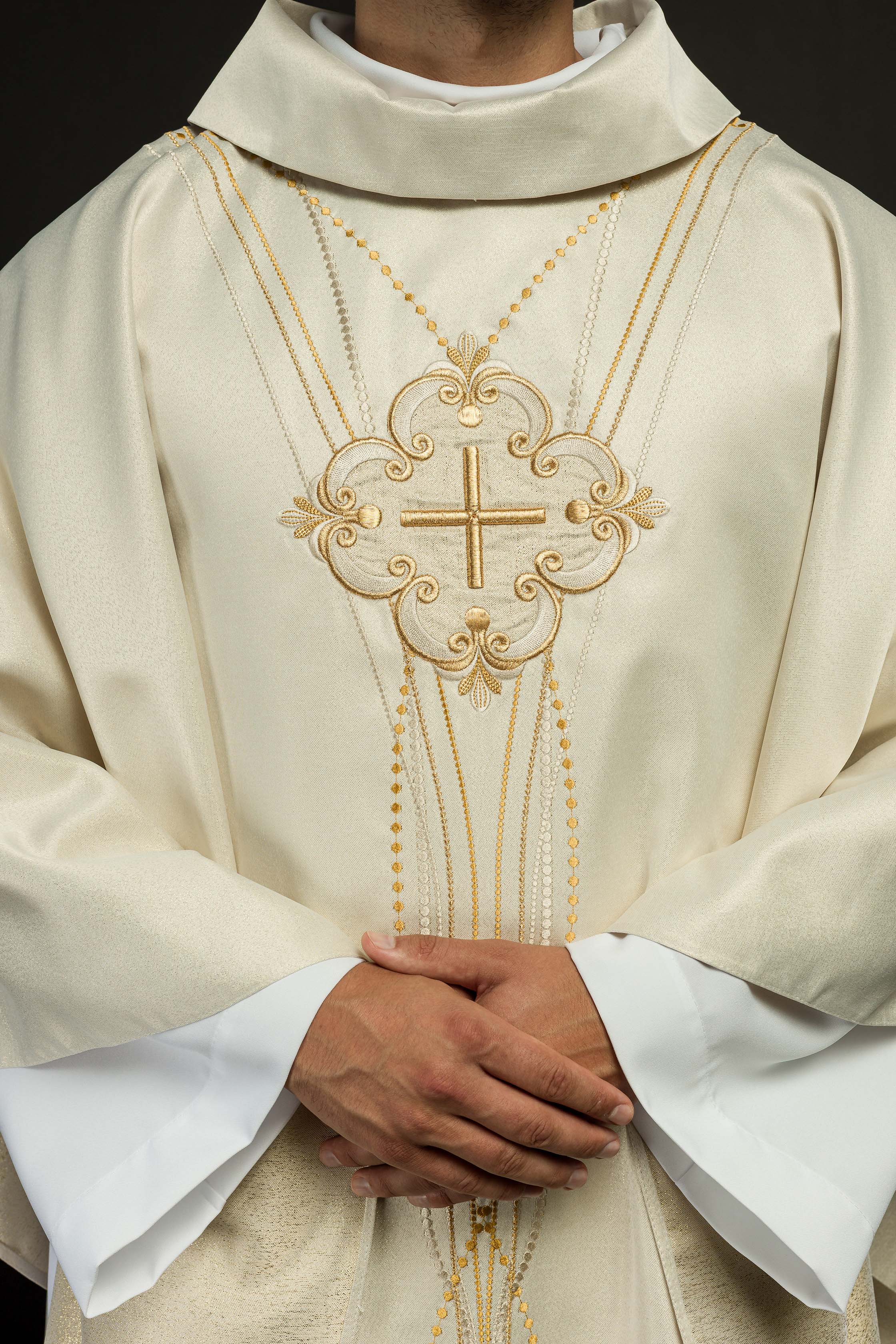 Chasuble made of shiny fabric inspired by the rosary - Image 3