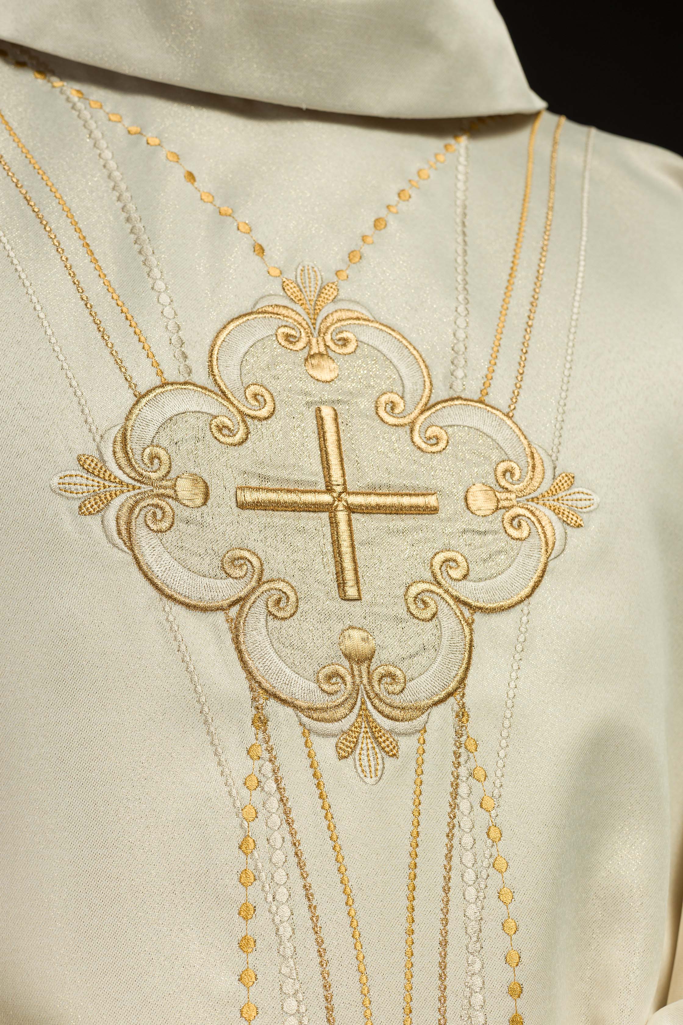 Chasuble made of shiny fabric inspired by the rosary - Image 4