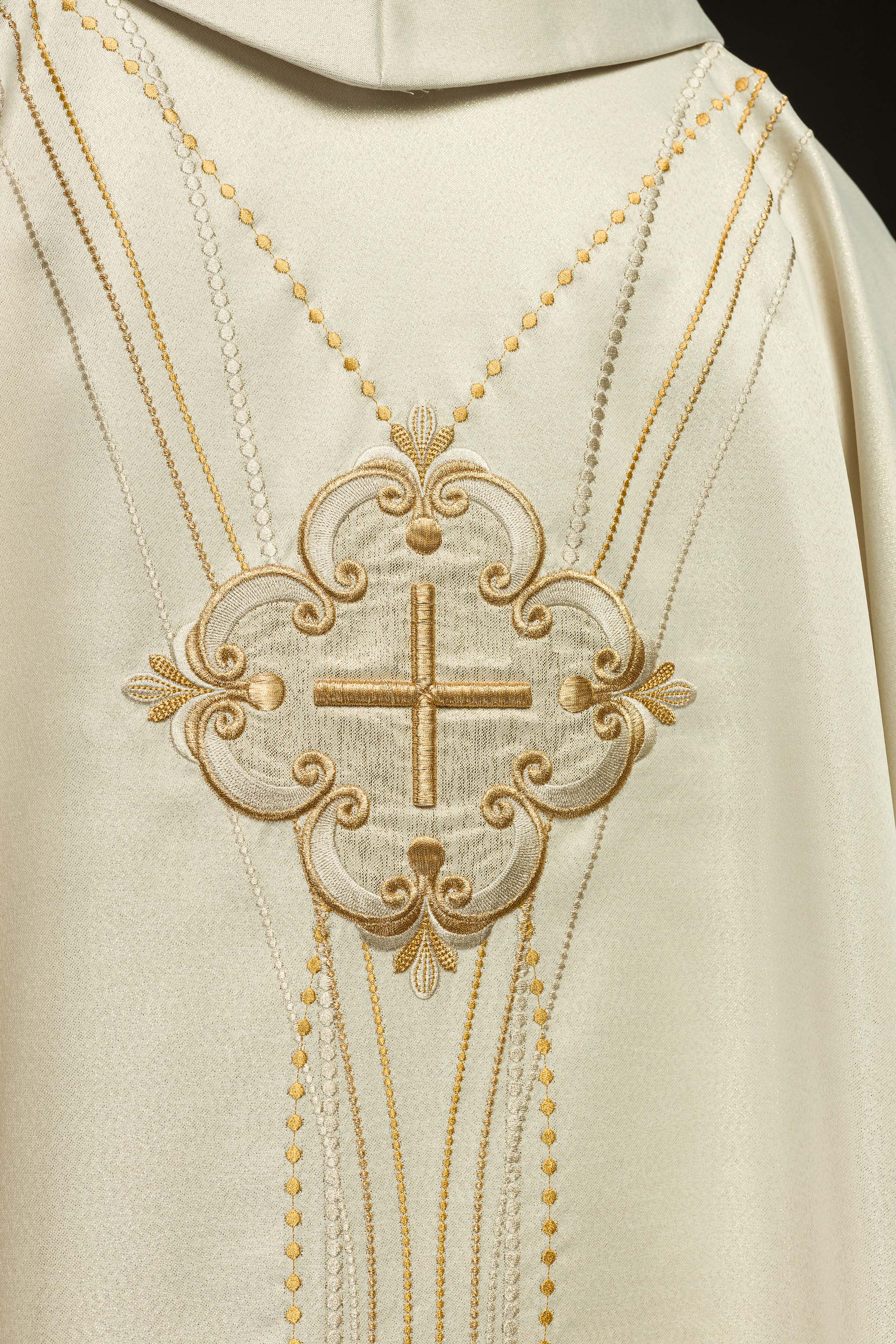 Chasuble made of shiny fabric inspired by the rosary - Image 5