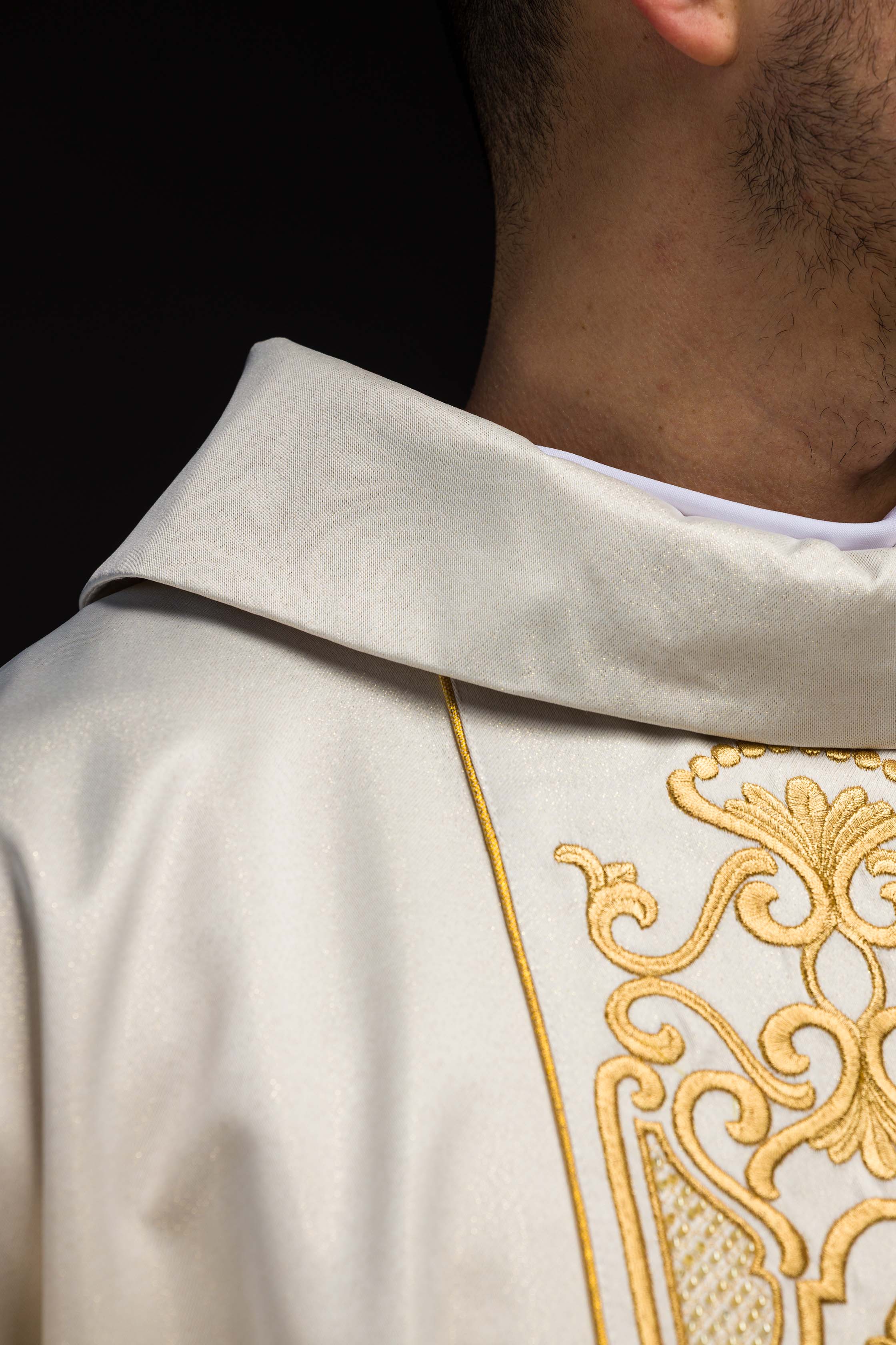 Chasuble made of shiny fabric with rich gold embroidery at the waist - Image 5