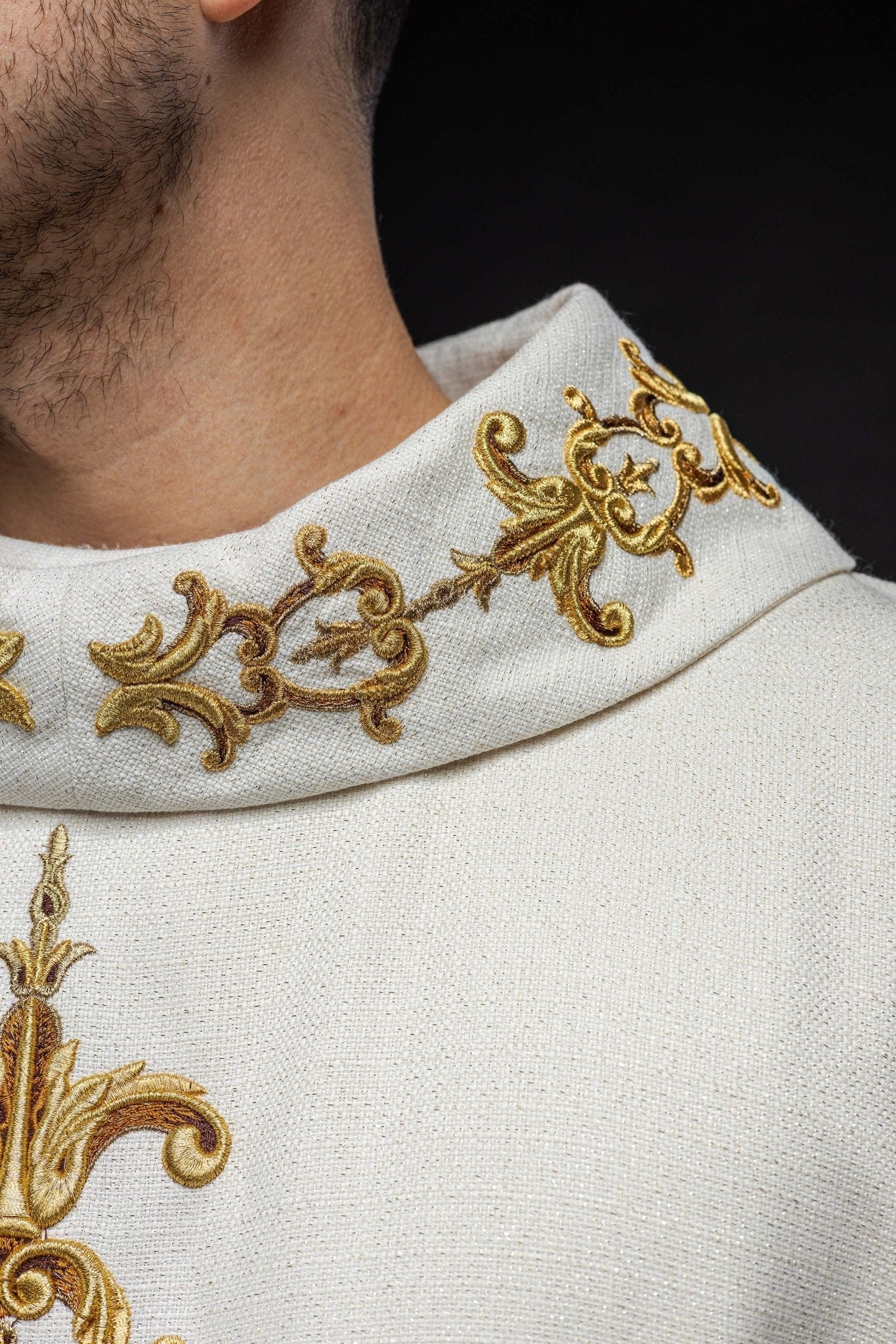 Chasuble richly embroidered, adorned with gemstones - Image 4
