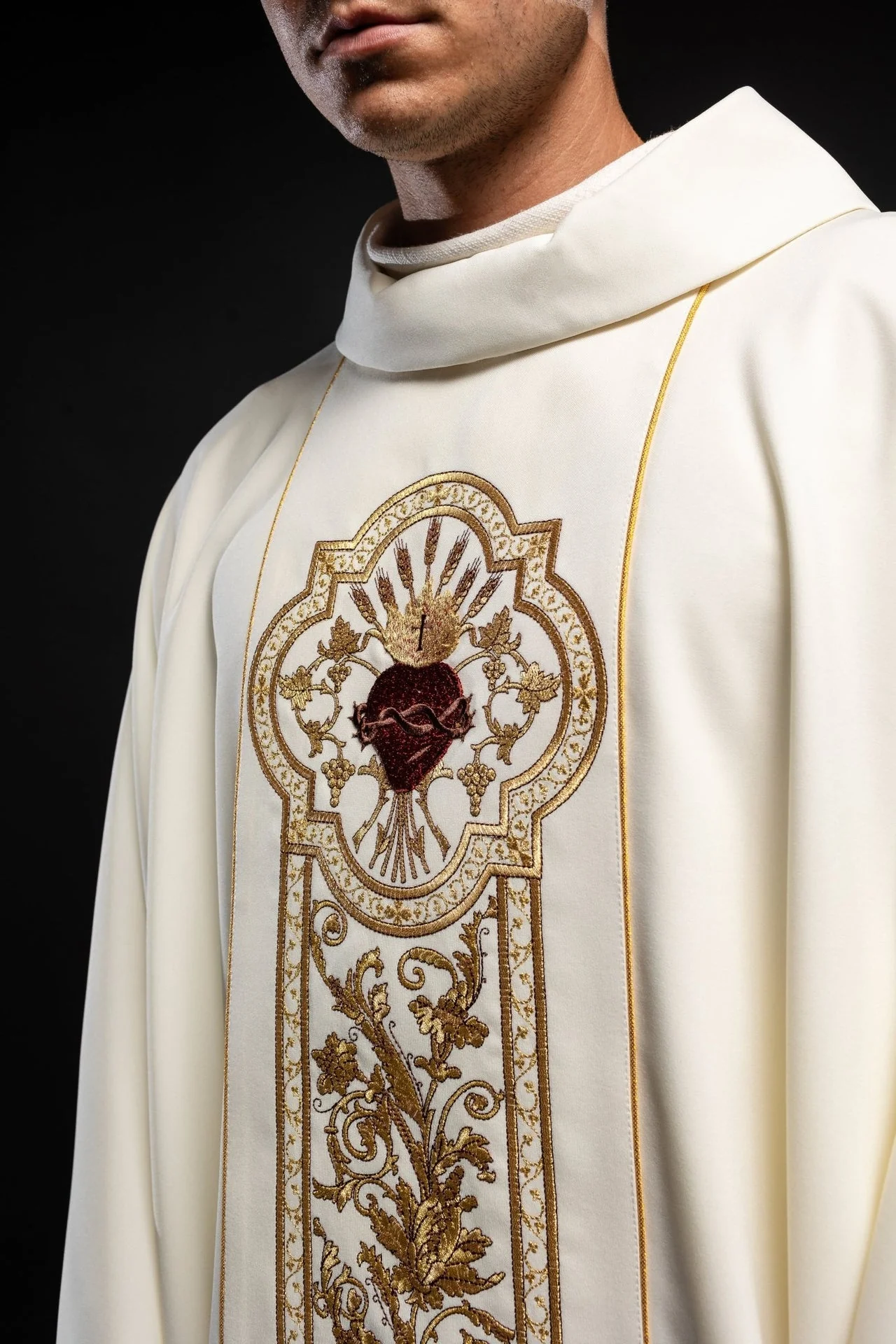 Chasuble richly embroidered with the symbol of the Sacred Heart of Jesus in ecru - Image 3