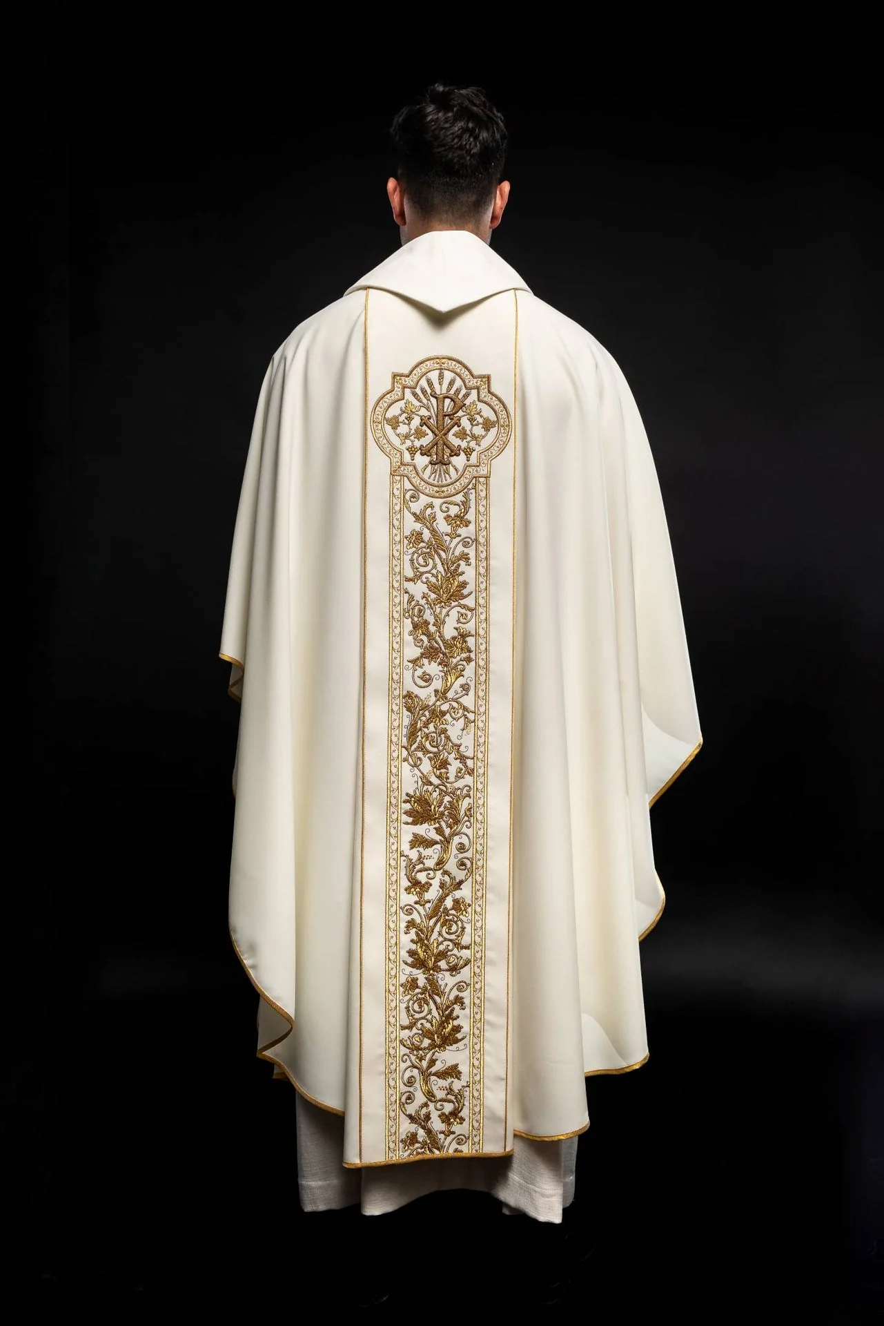 Chasuble richly embroidered with the symbol of the Sacred Heart of Jesus in ecru - Image 4