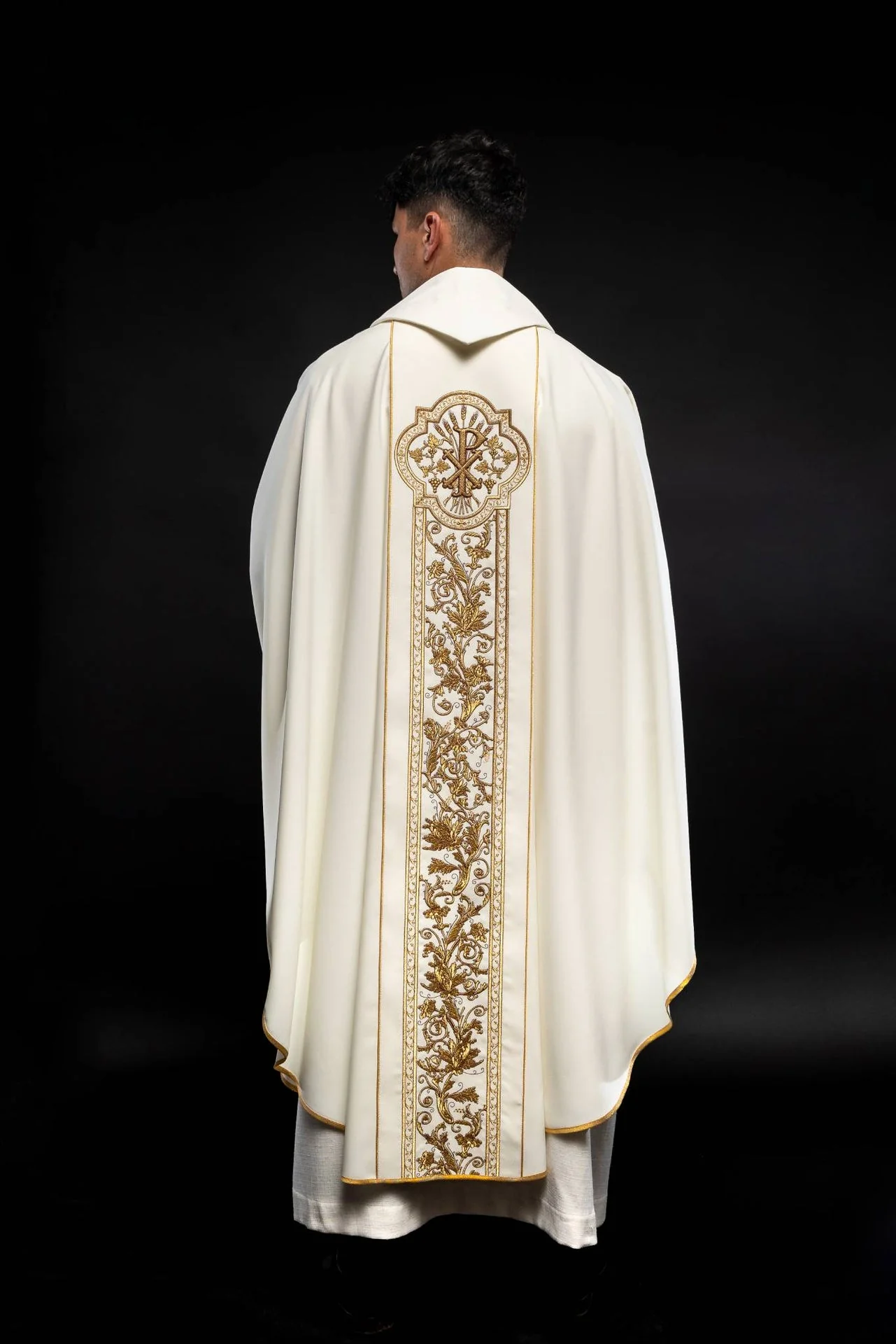 Chasuble richly embroidered with the symbol of the Sacred Heart of Jesus in ecru - Image 5