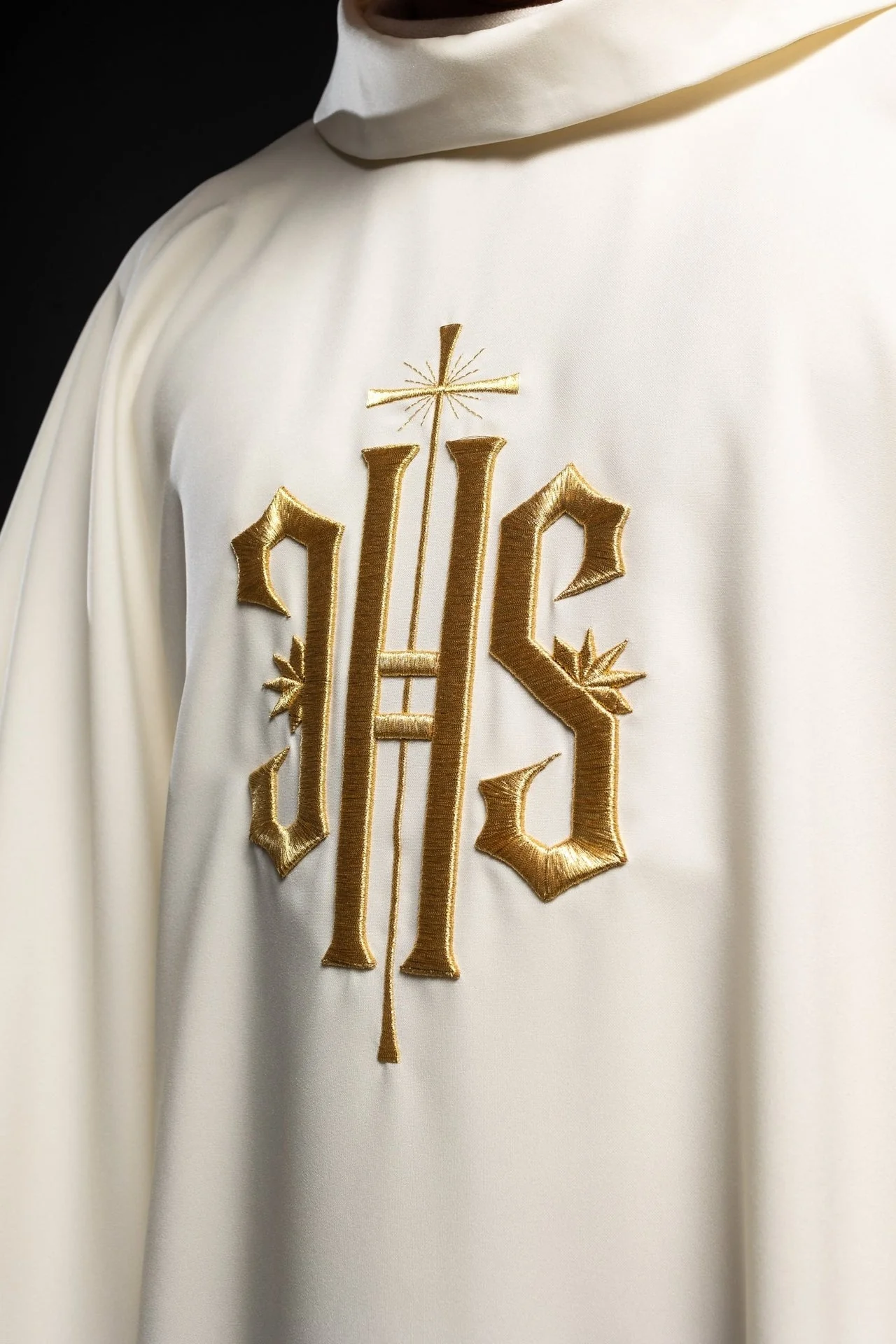 Chasuble with 3D embroidery IHS symbol - Image 4