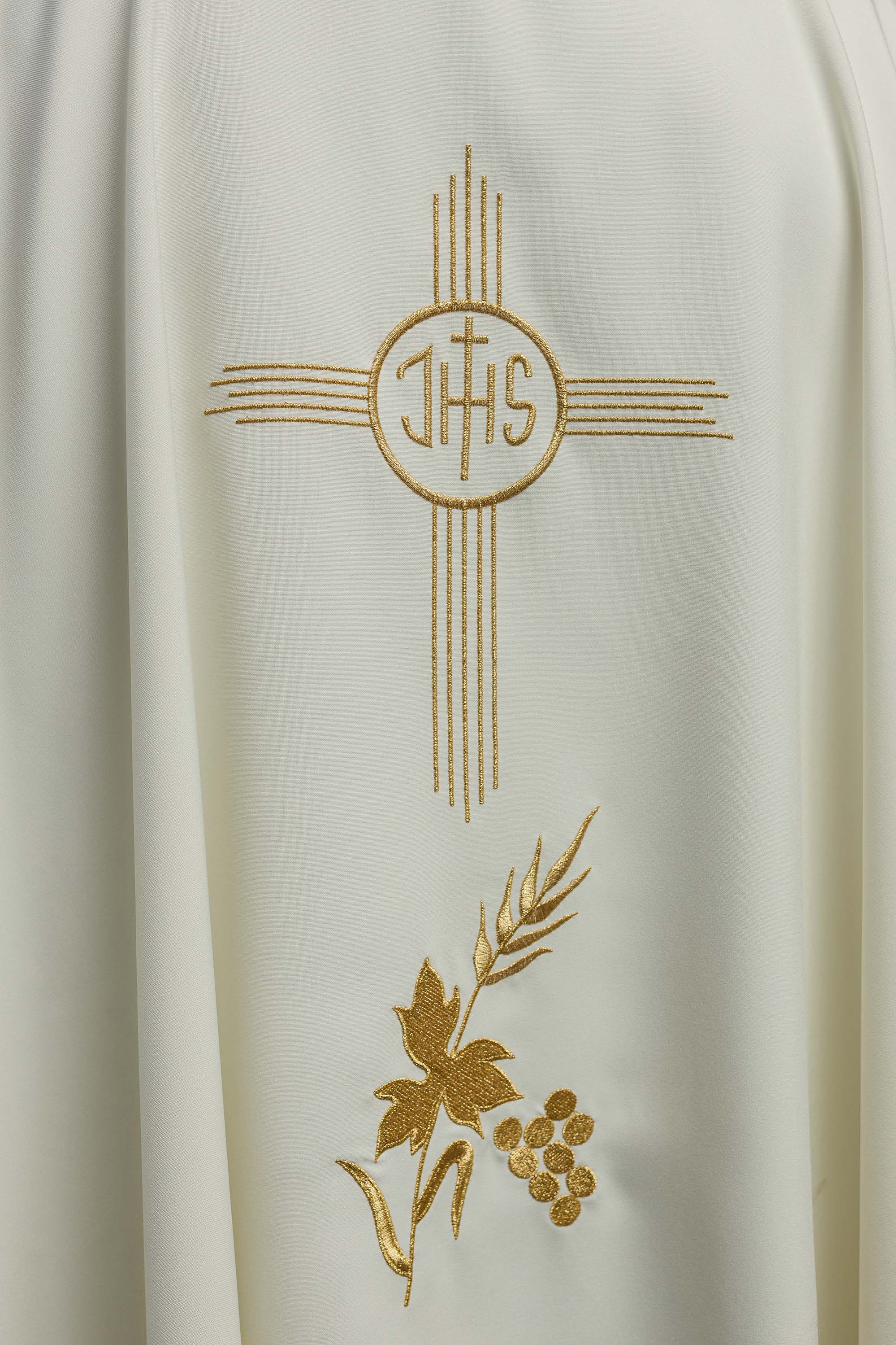 Chasuble with IHS embroidery in ecru - Image 3
