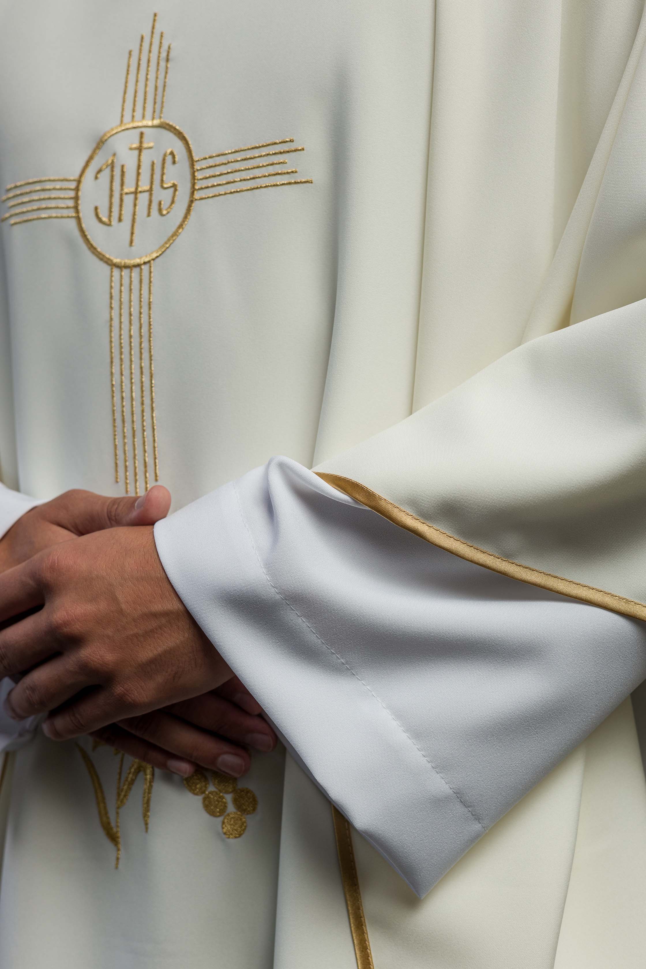 Chasuble with IHS embroidery in ecru - Image 4