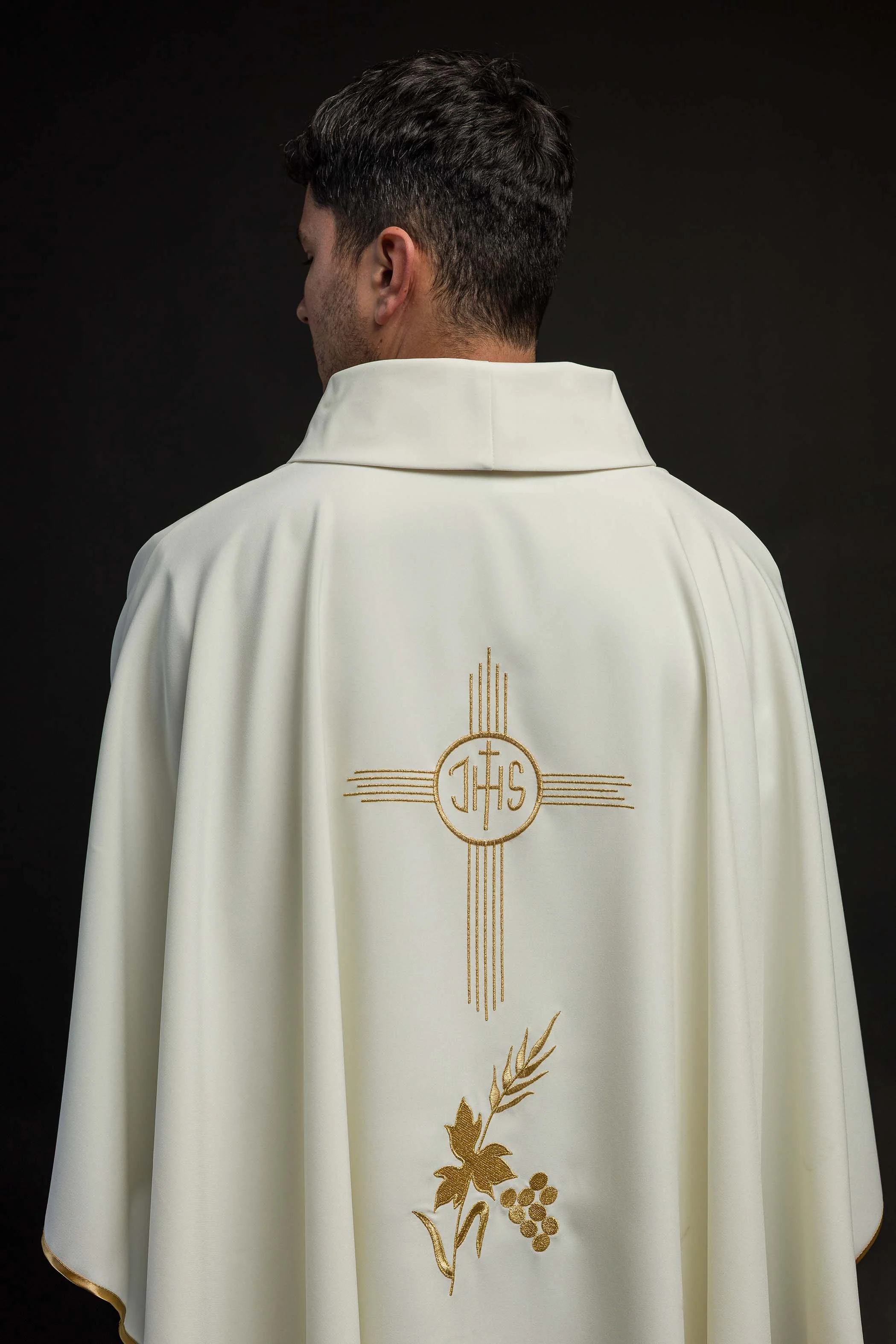 Chasuble with IHS embroidery in ecru - Image 6