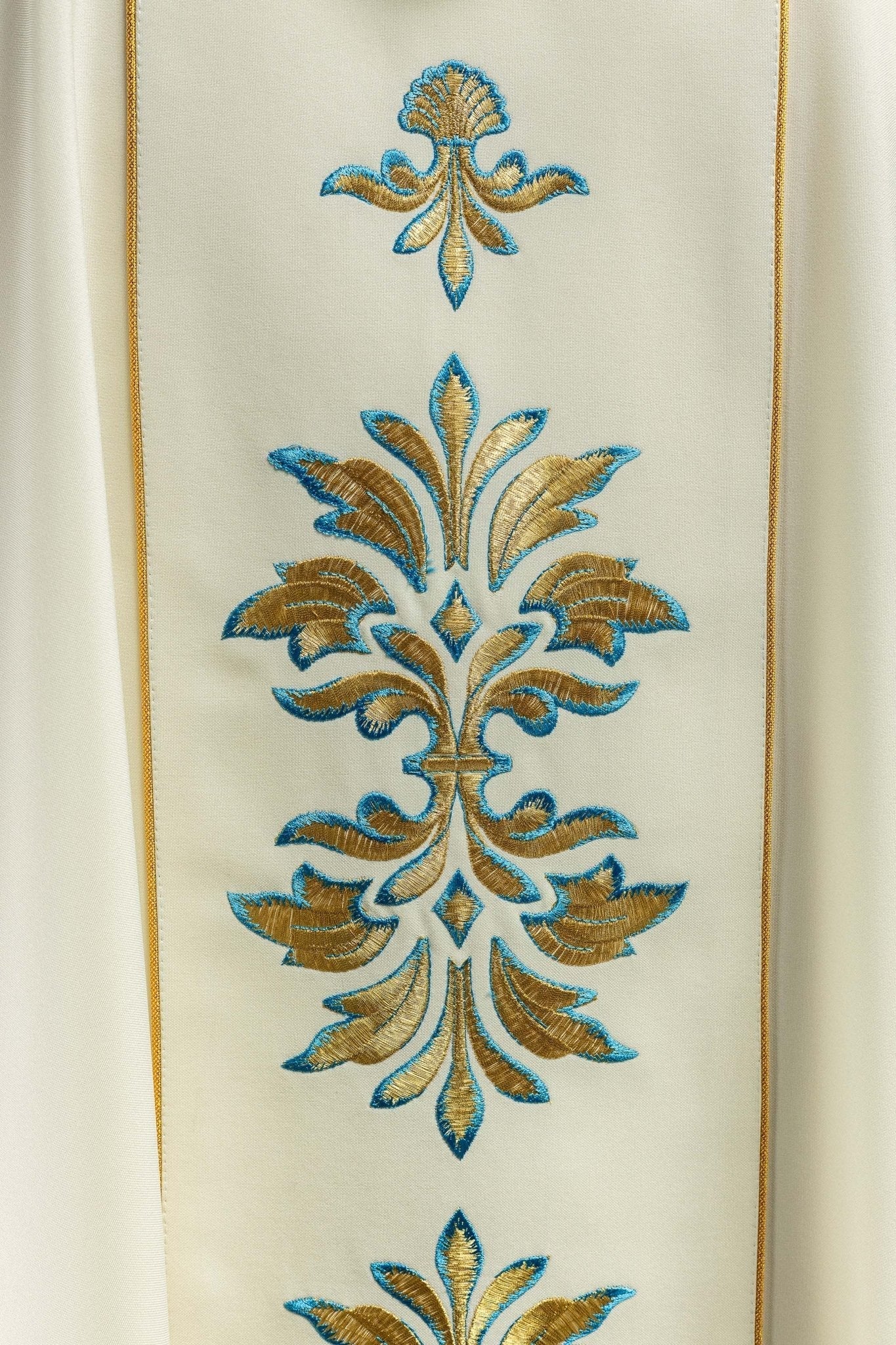 Chasuble with Mary motif in ecru color - Image 3
