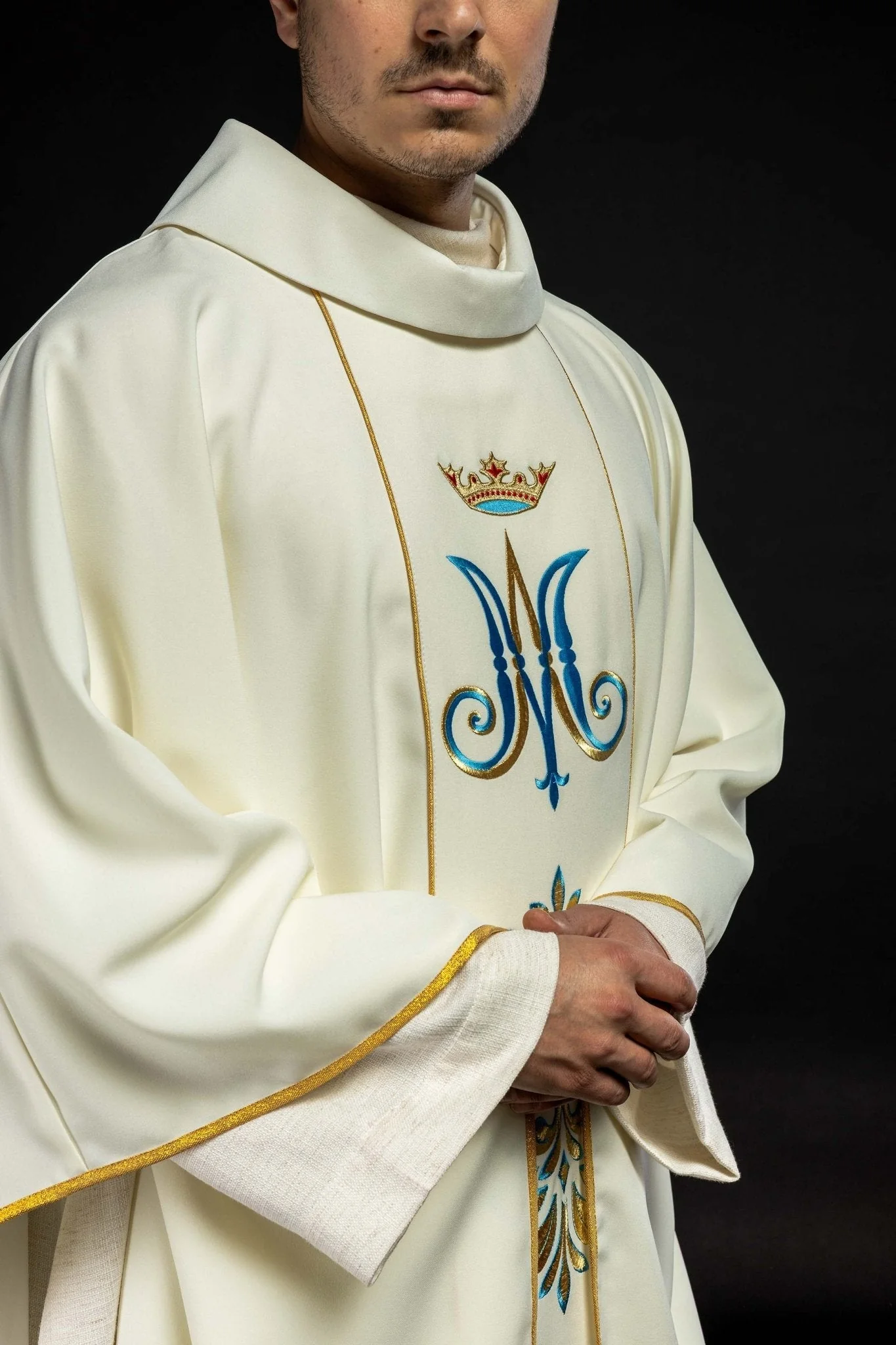 Chasuble with Mary motif in ecru color - Image 4