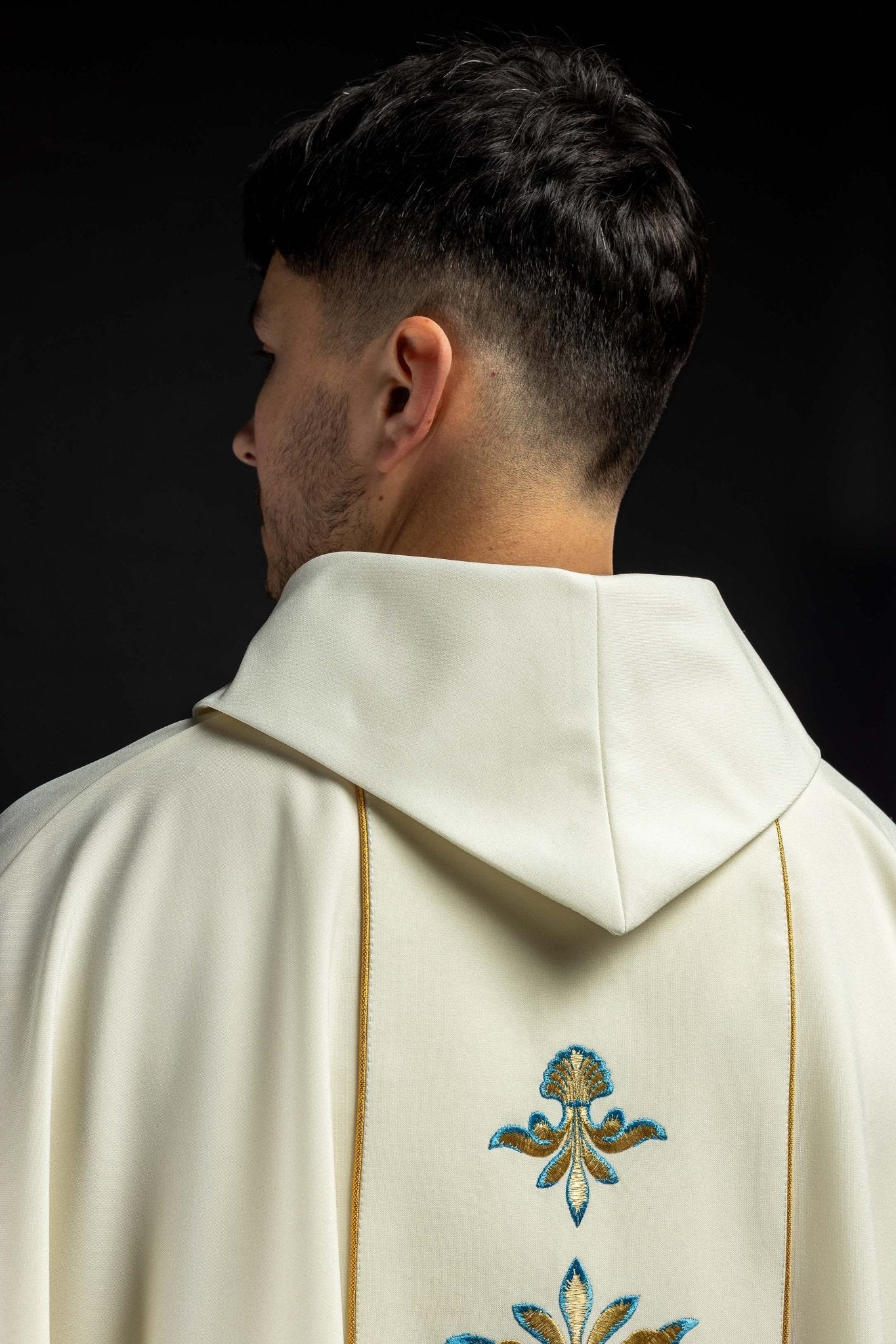 Chasuble with Mary motif in ecru color - Image 5