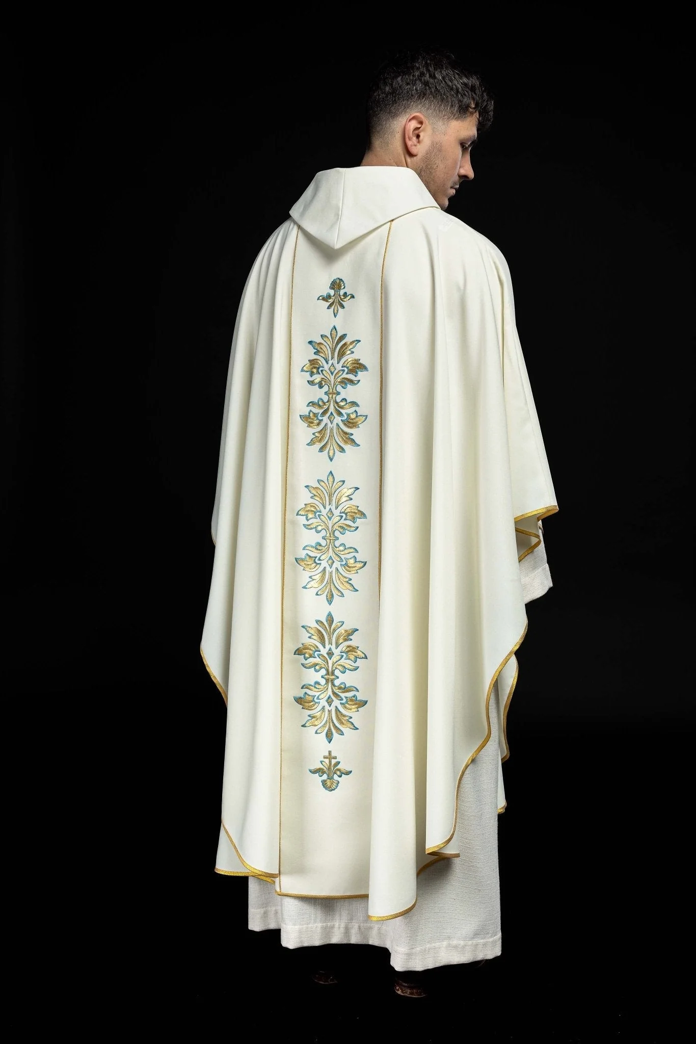 Chasuble with Mary motif in ecru color - Image 6
