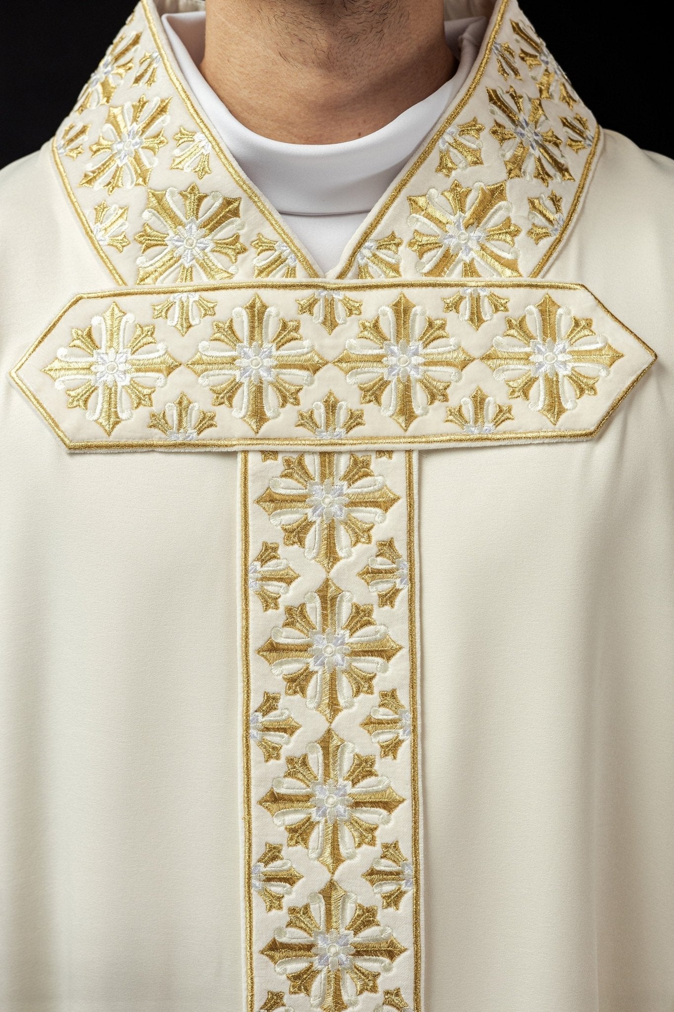 Chasuble with shiny embroidery in ecru - Image 3