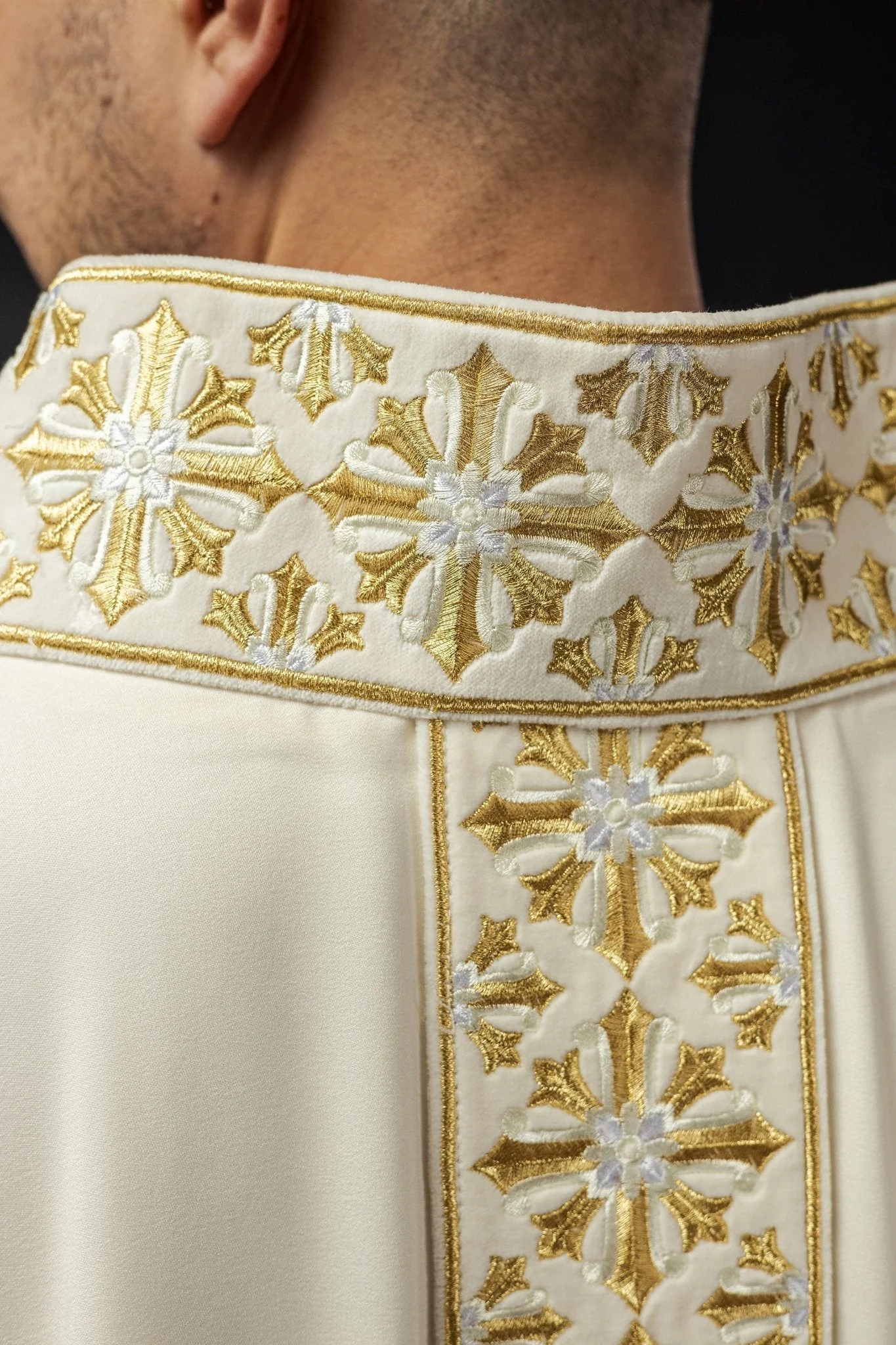 Chasuble with shiny embroidery in ecru - Image 4