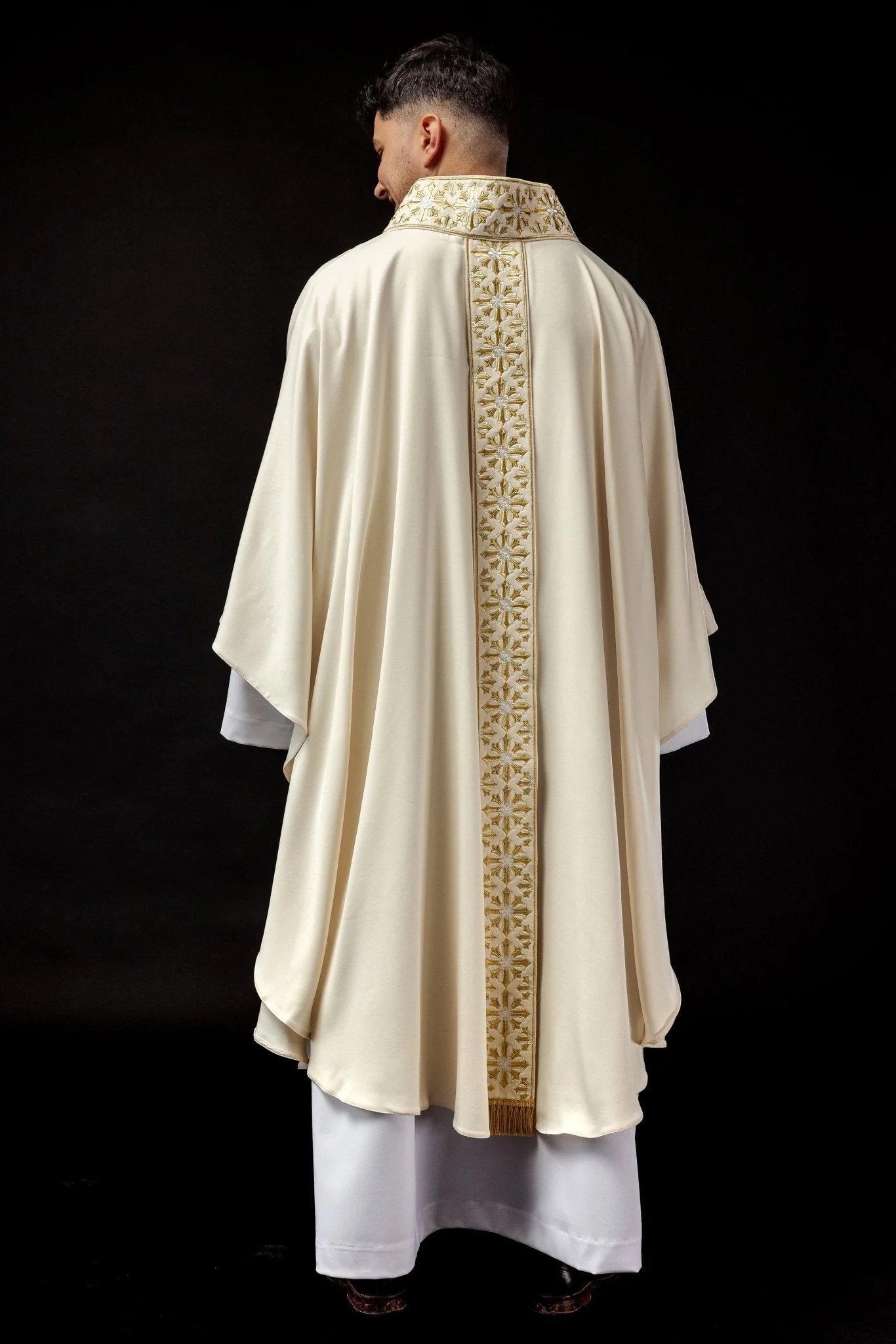 Chasuble with shiny embroidery in ecru - Image 5