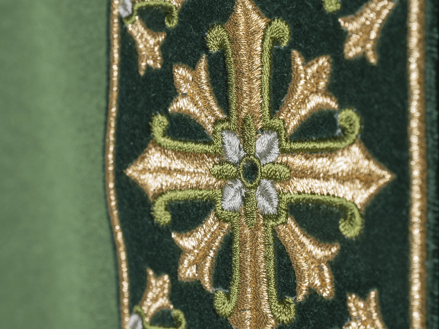 Chasuble with shiny embroidery in green - Image 10
