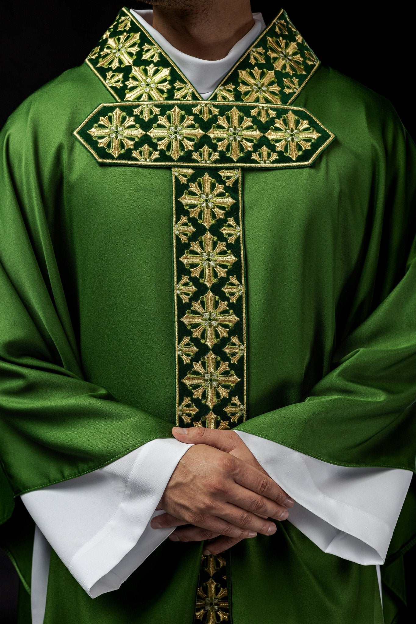 Chasuble with shiny embroidery in green - Image 3