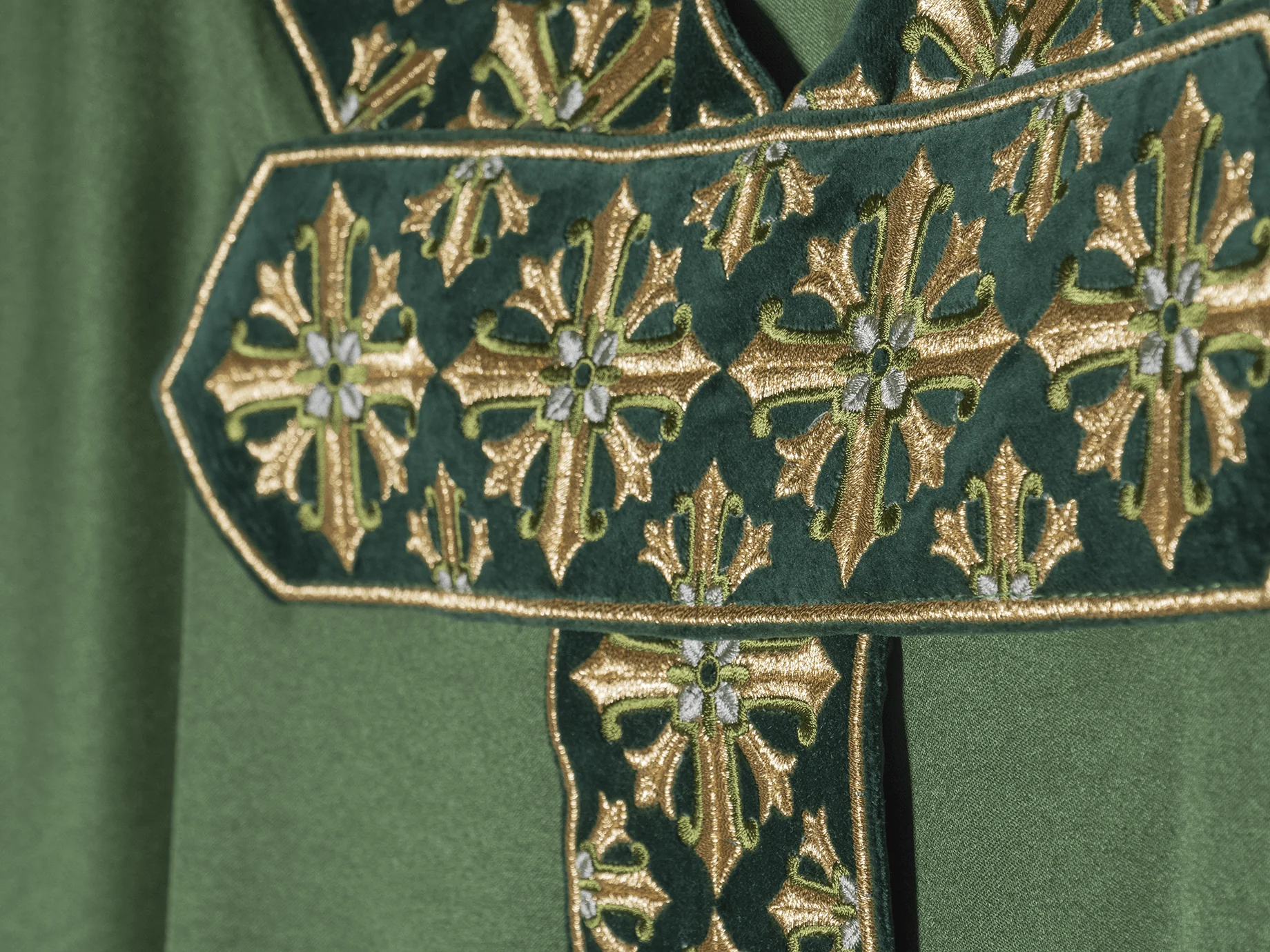 Chasuble with shiny embroidery in green - Image 9