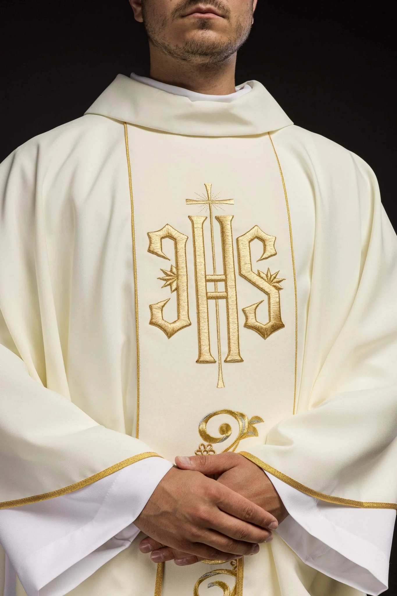 Classic ivory chasuble with embroidred IHS motif - Image 3