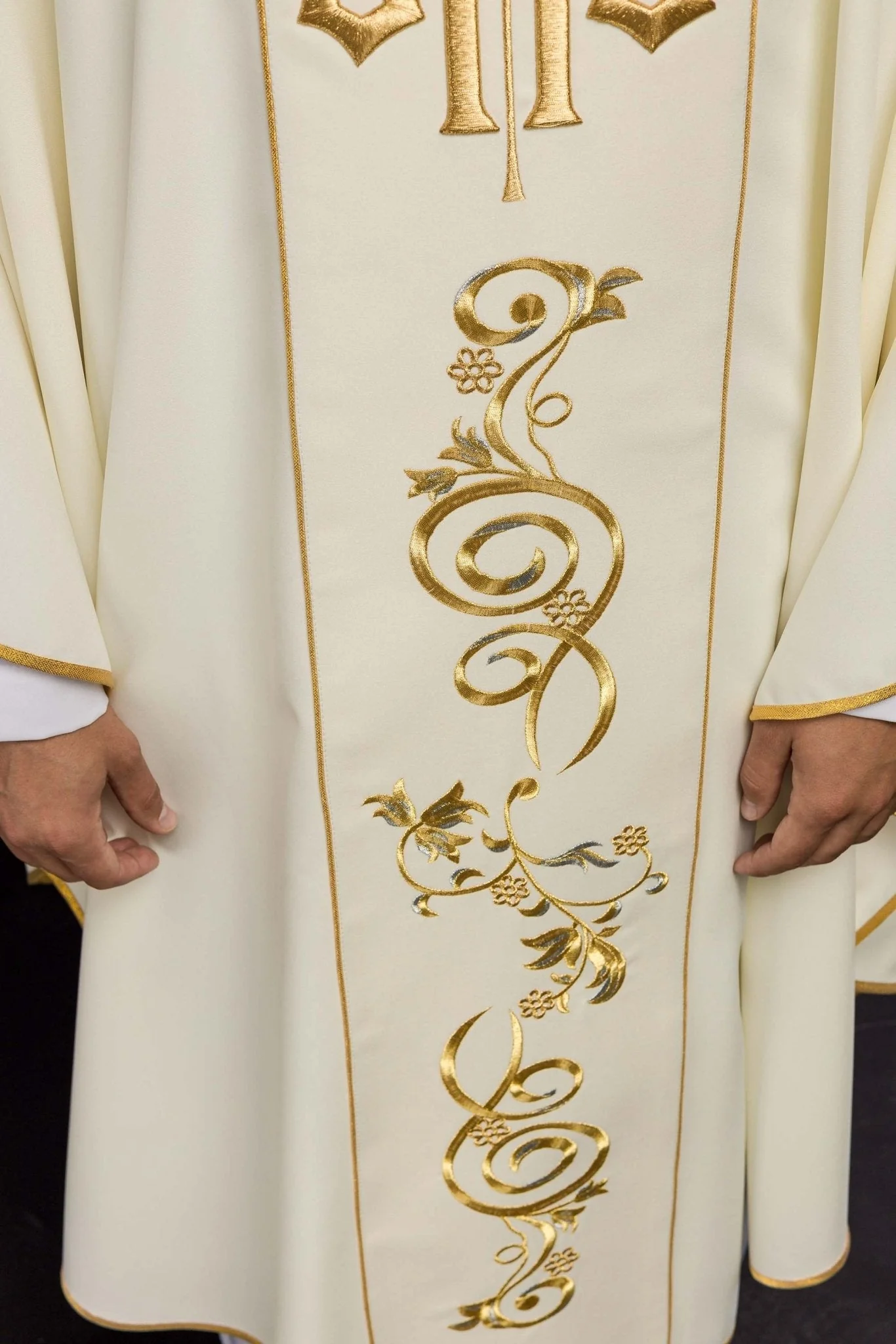 Classic ivory chasuble with embroidred IHS motif - Image 4