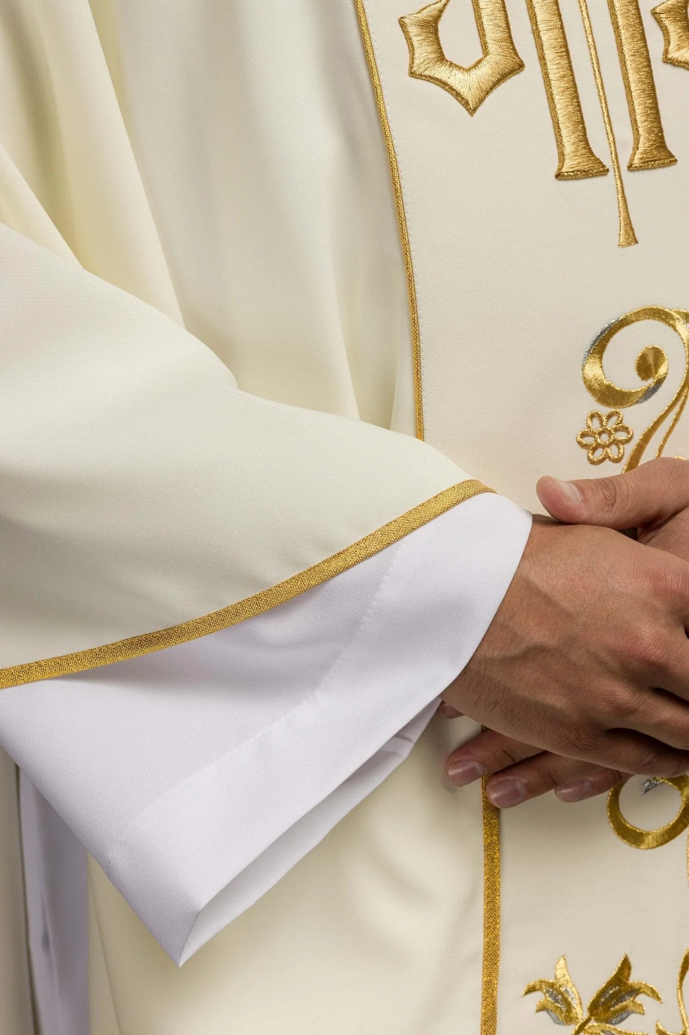 Classic ivory chasuble with embroidred IHS motif - Image 5