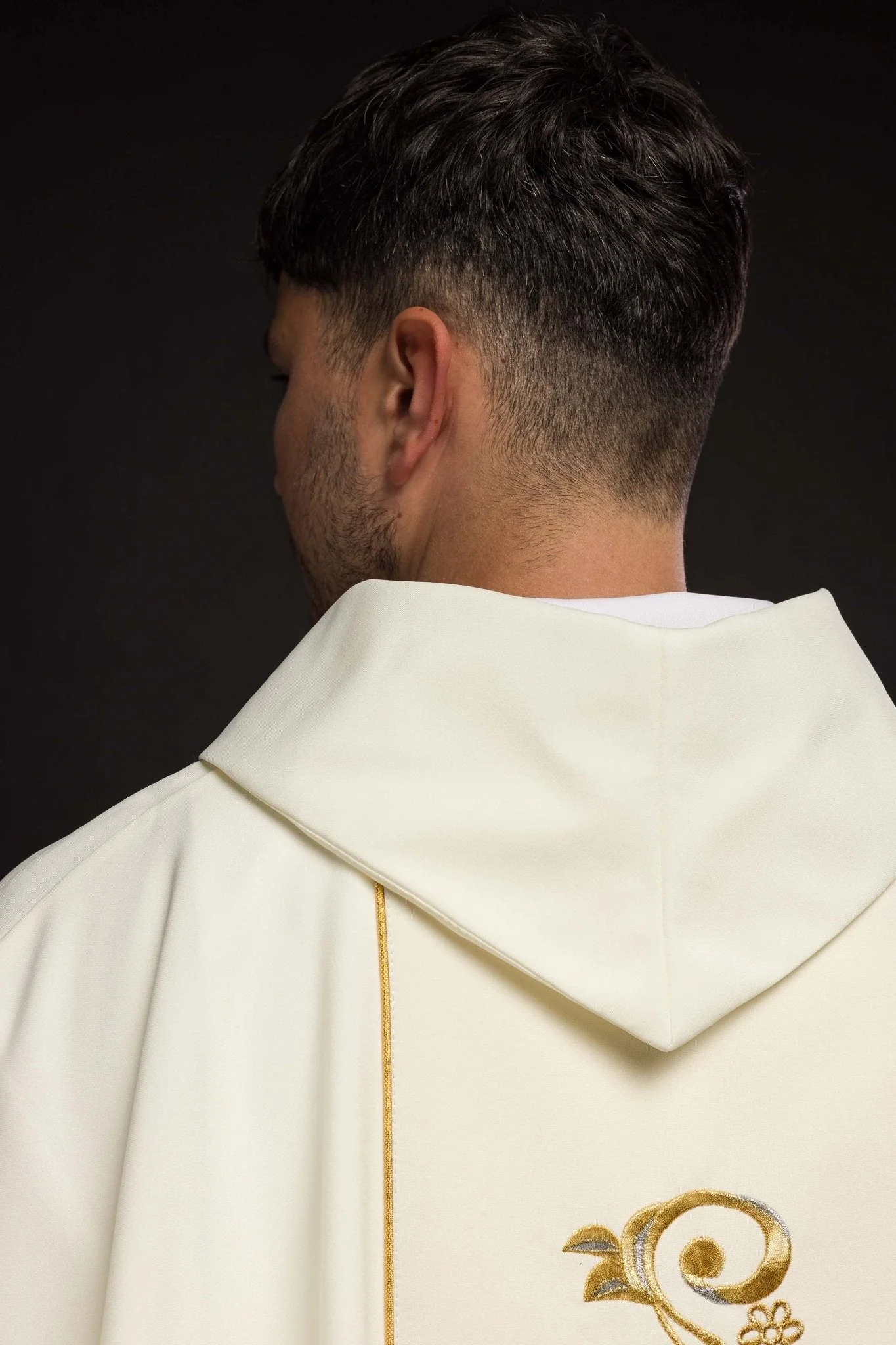 Classic ivory chasuble with embroidred IHS motif - Image 6