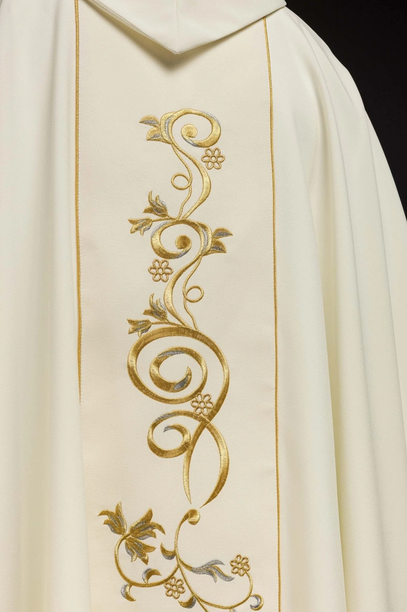 Classic ivory chasuble with embroidred IHS motif - Image 7