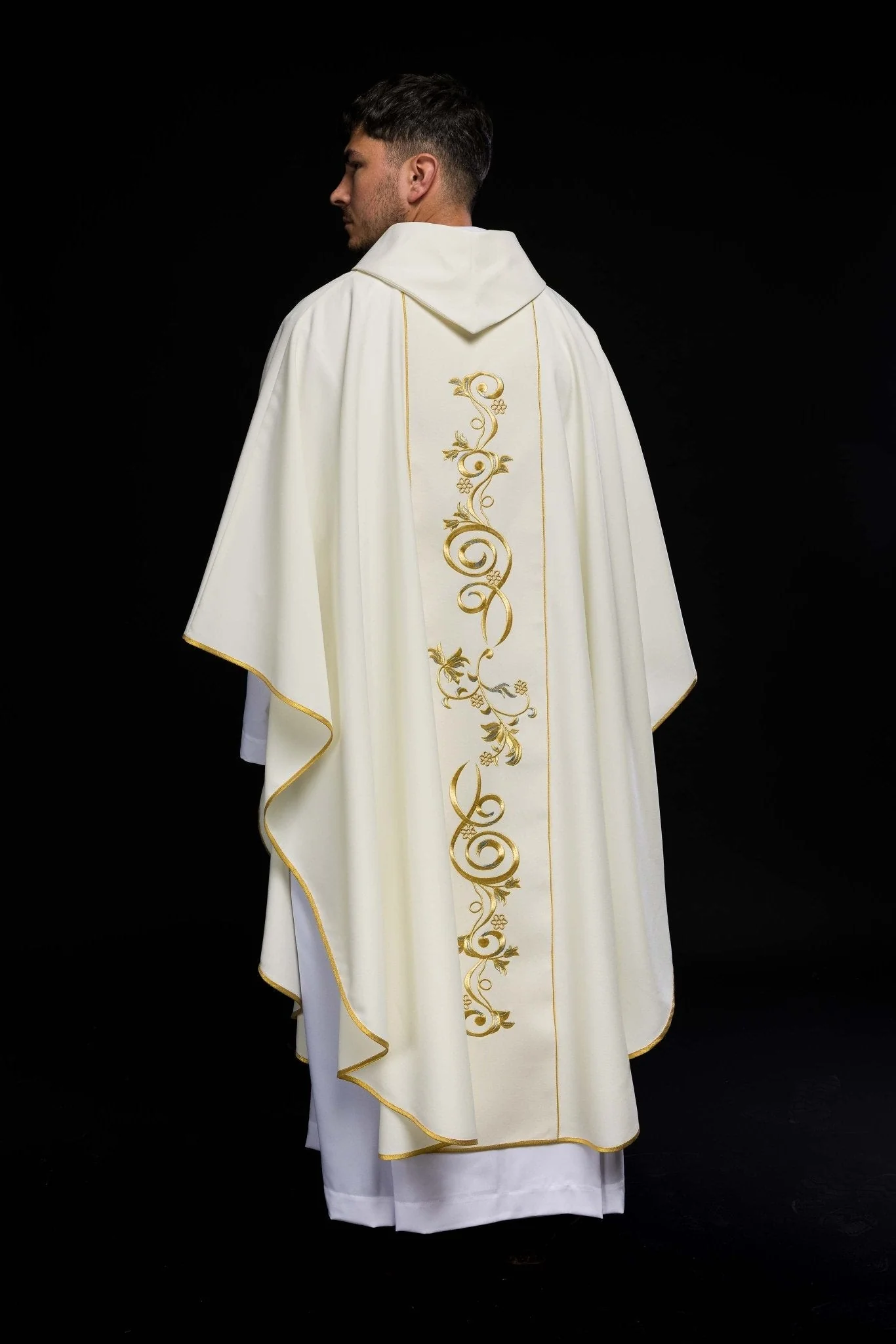 Classic ivory chasuble with embroidred IHS motif - Image 8