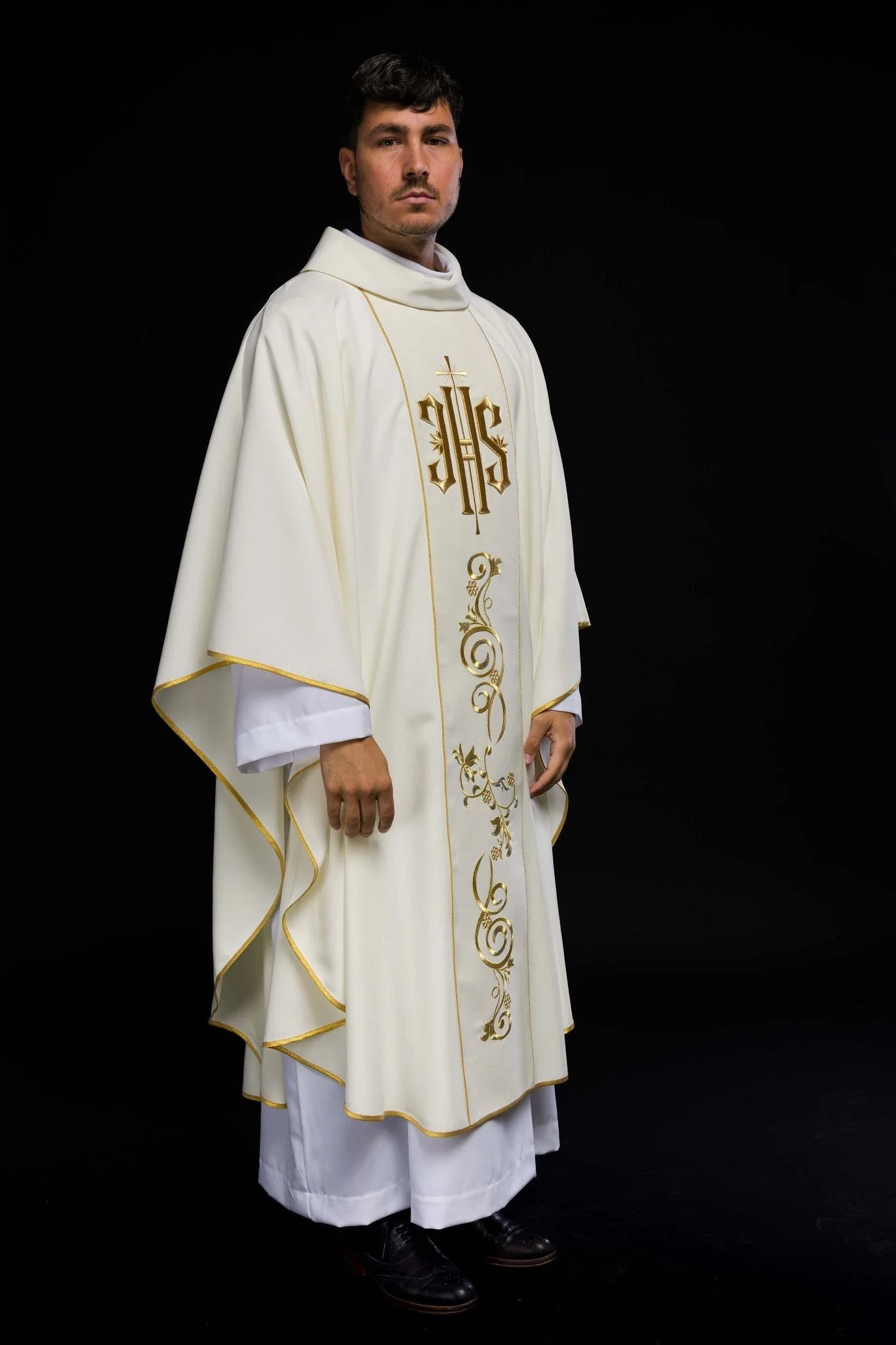 Classic ivory chasuble with embroidred IHS motif - Image 9