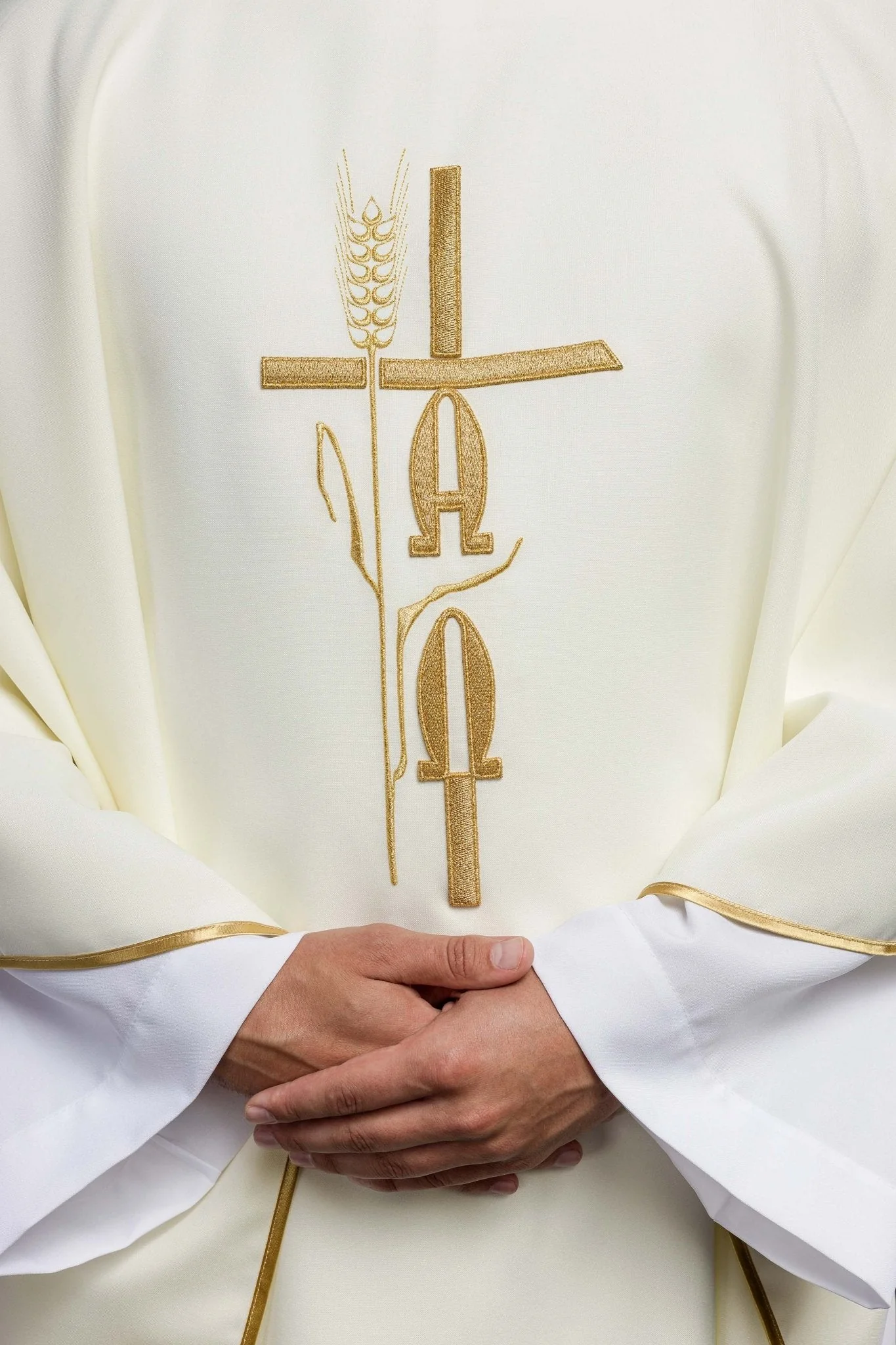 Ecru chasuble with cross and alfa omega symbols - Image 3
