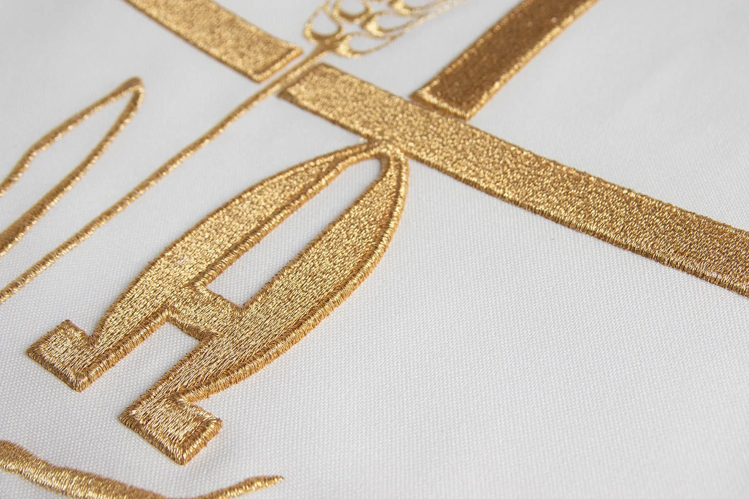 Ecru chasuble with cross and alfa omega symbols - Image 4