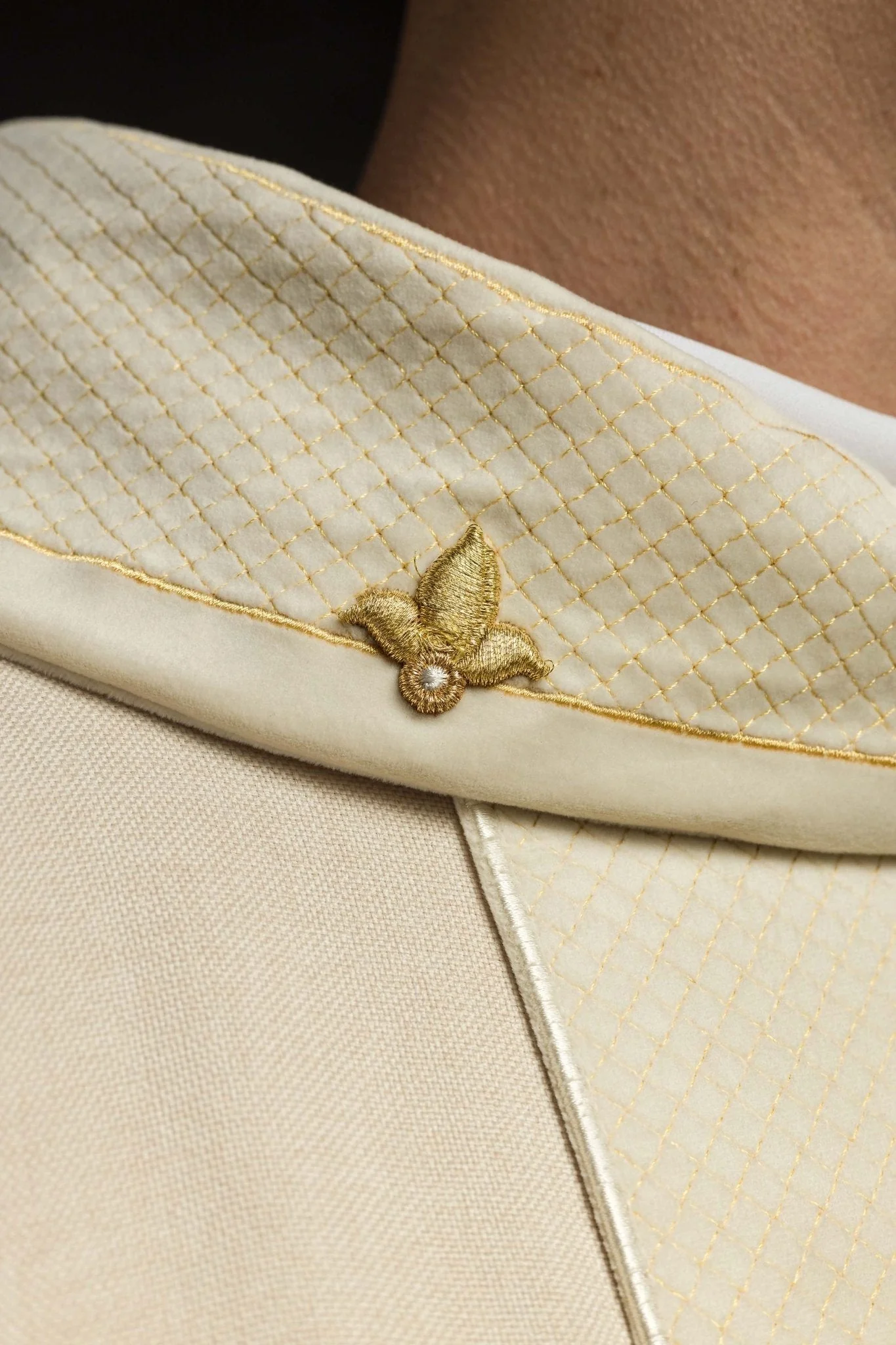 Ecru Chasuble with Embroidered Cross Symbol - Image 5