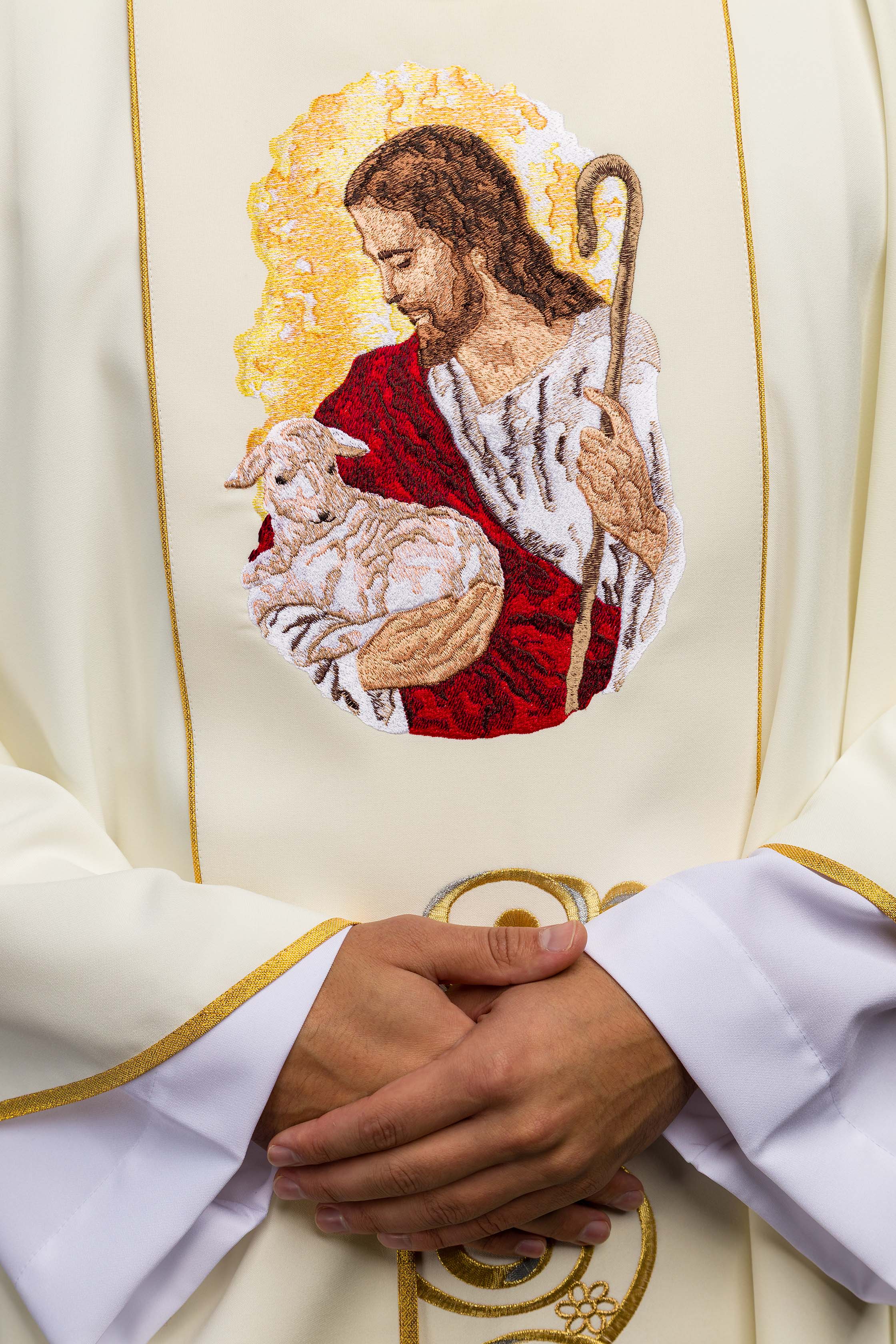 Ecru chasuble with the image of Jesus - Image 3
