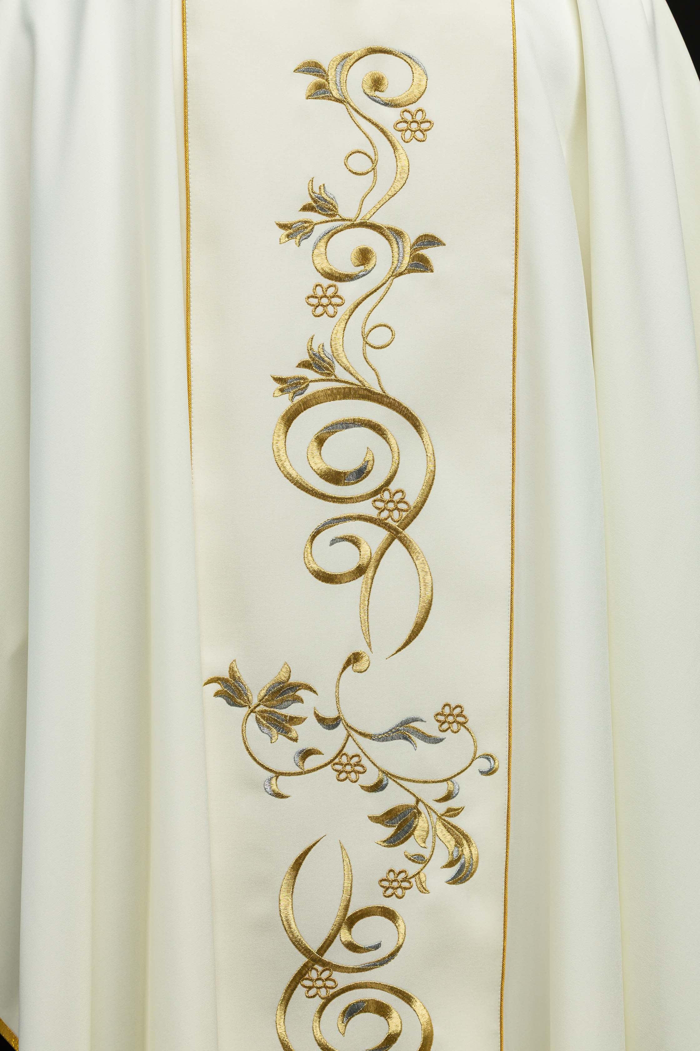Ecru chasuble with the image of Jesus - Image 5
