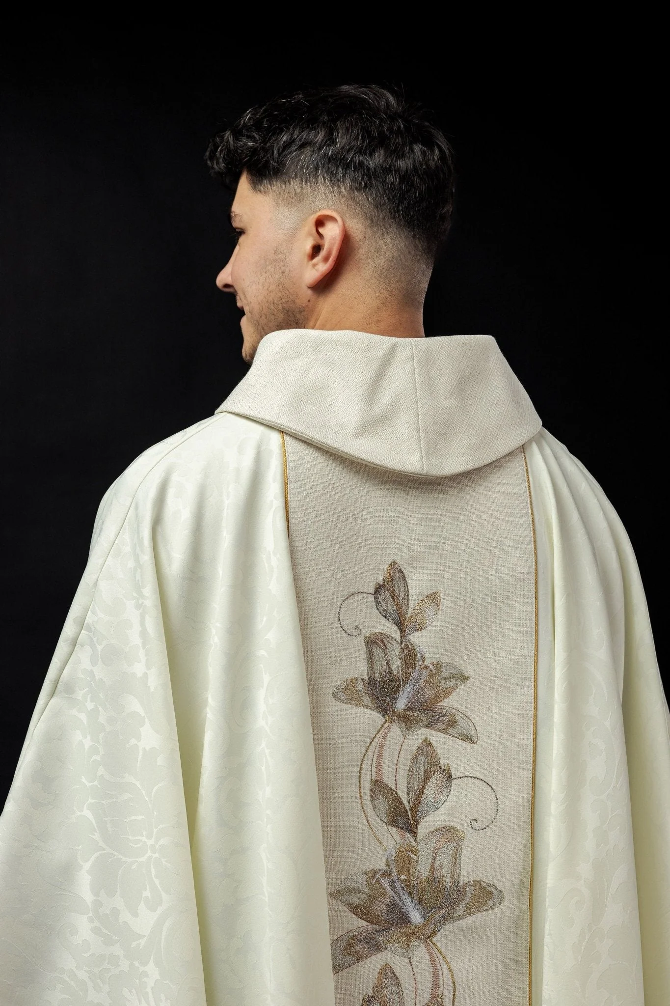 Embroidered chasuble with the image of Our Lady of Guadalupe - Image 5