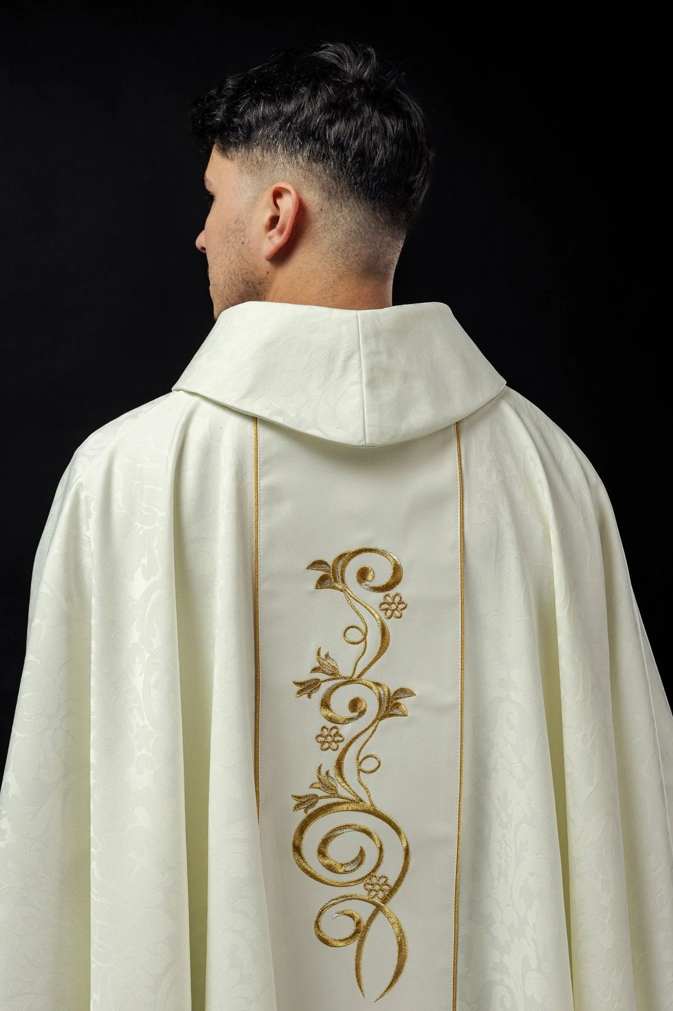 Embroidered chasuble with the image of Our Lady of Thunder - Image 5