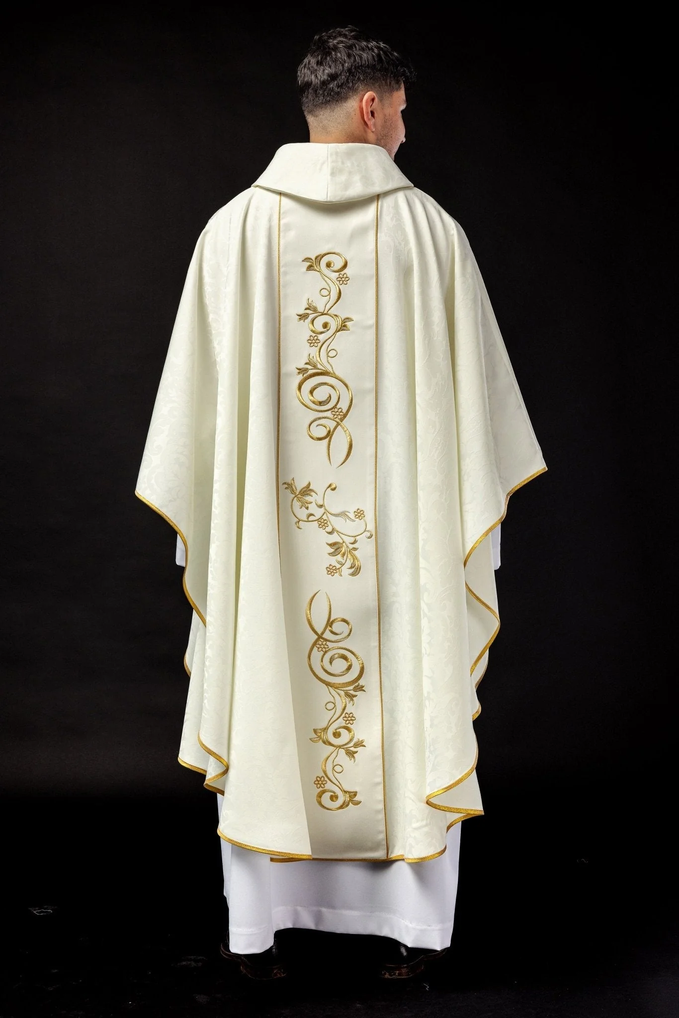 Embroidered chasuble with the image of Our Lady of Thunder - Image 6