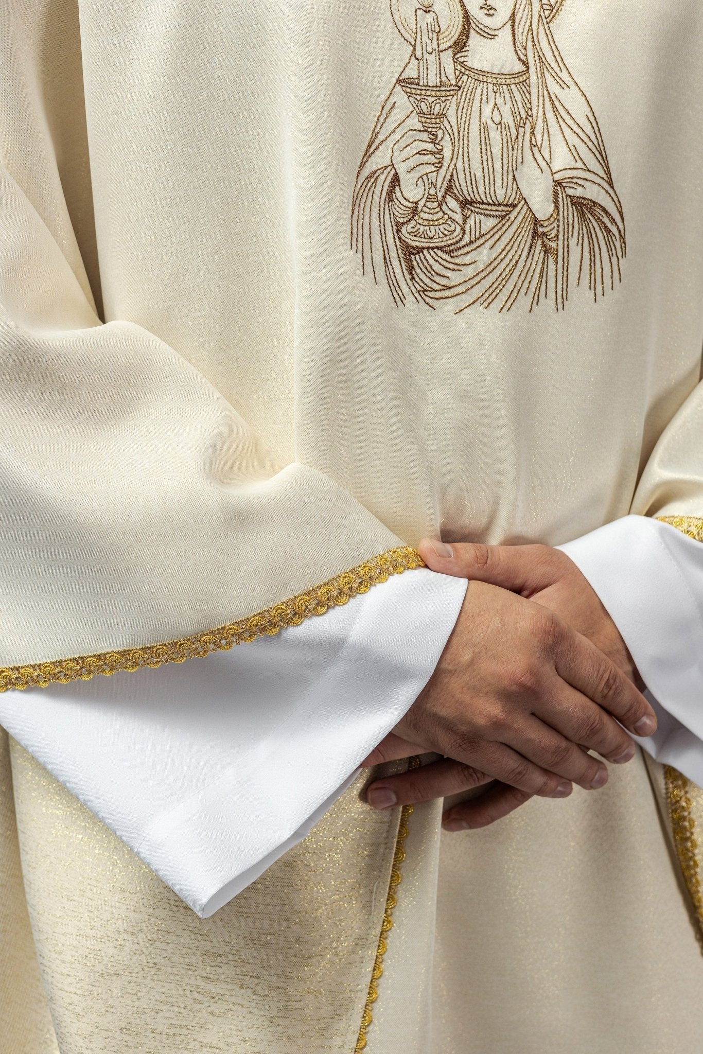 Embroidered chasuble with the image of Our Lady of Thunder - Image 4