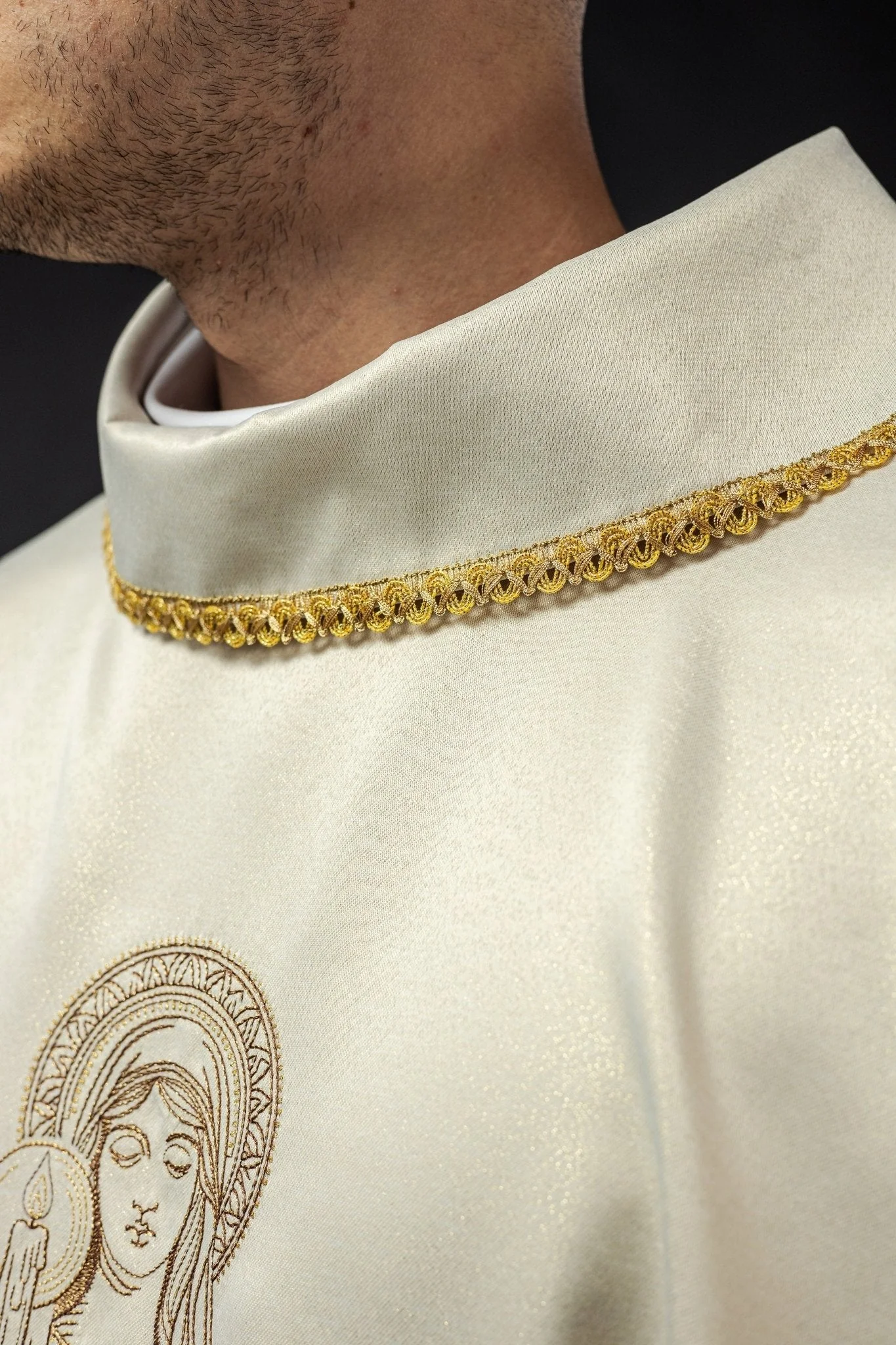 Embroidered chasuble with the image of Our Lady of Thunder - Image 5