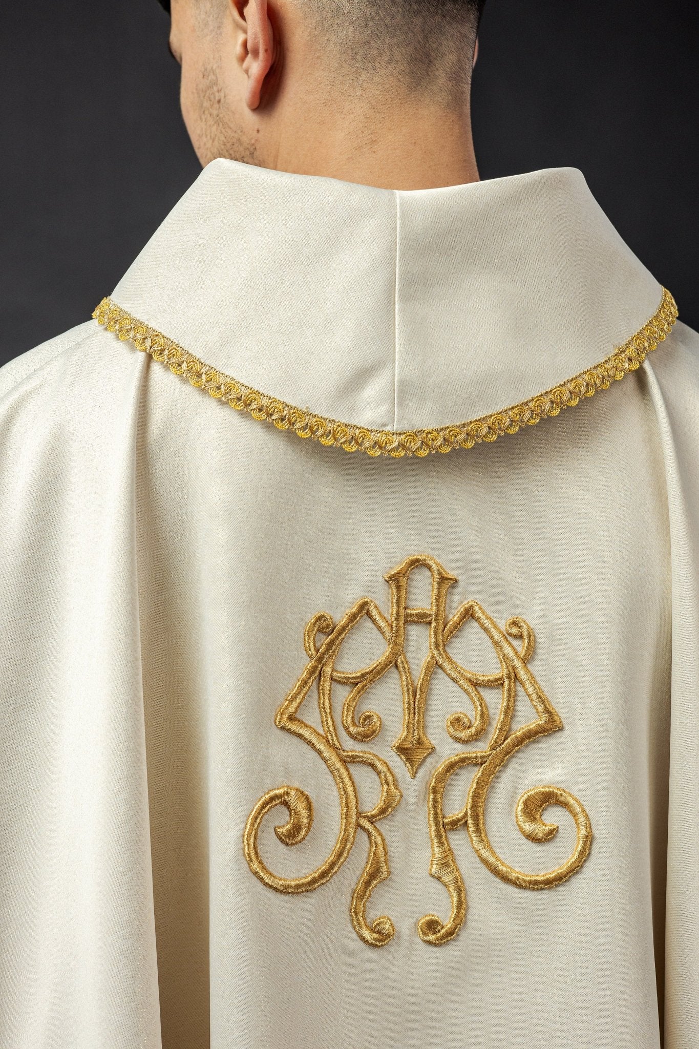 Embroidered chasuble with the image of Our Lady of Thunder - Image 6