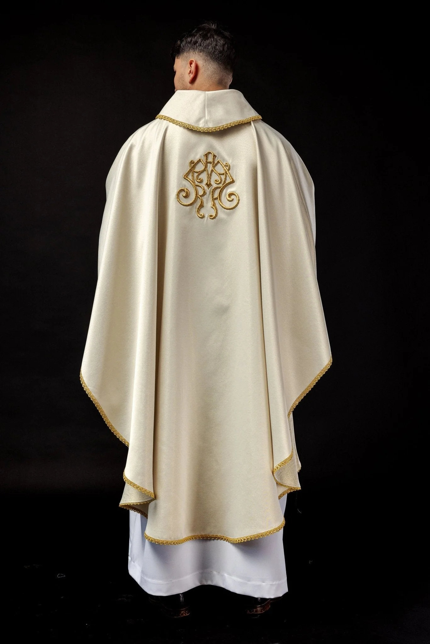 Embroidered chasuble with the image of Our Lady of Thunder - Image 7