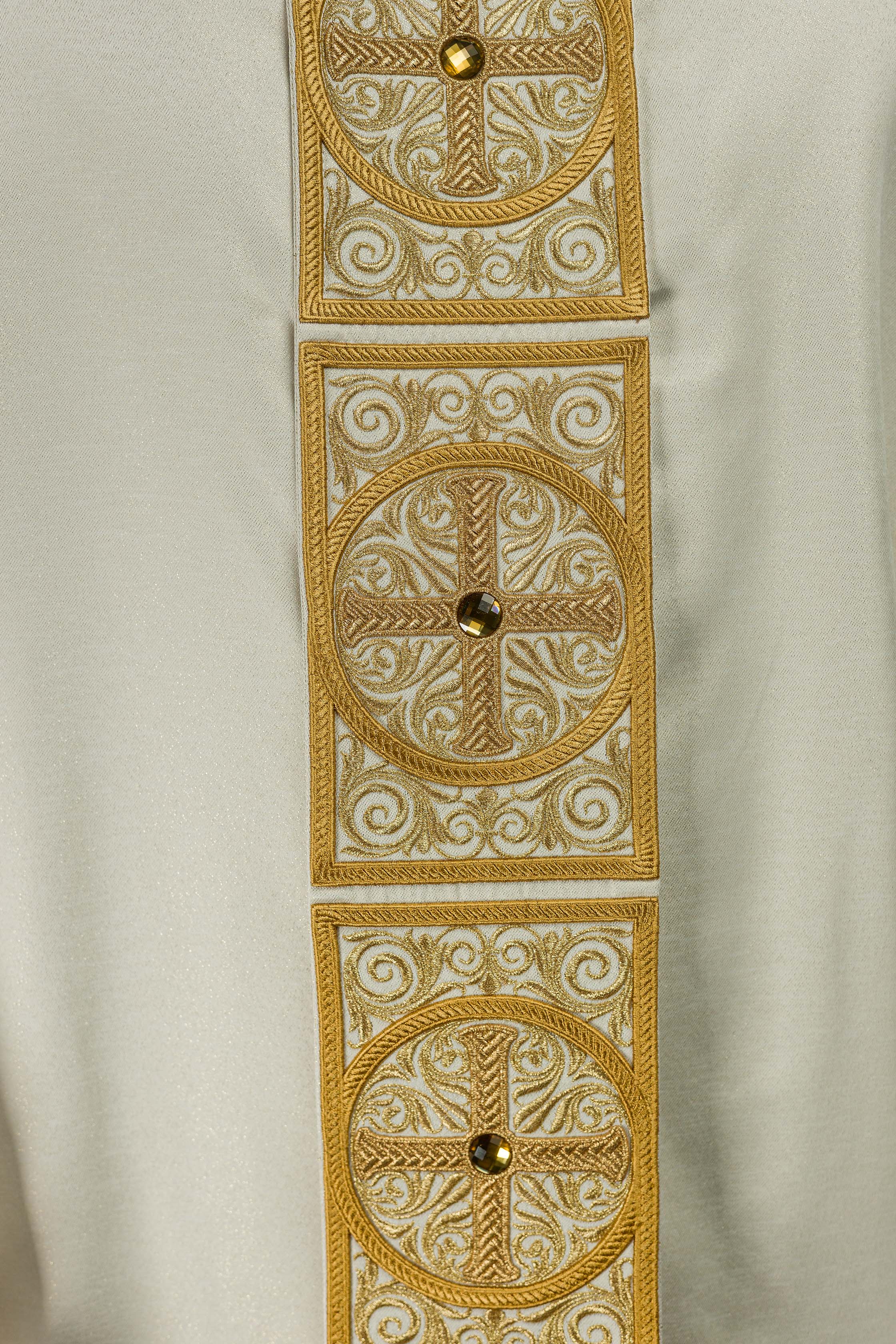 Gold Chasuble richly embroidered and decorated with ecru stones - Image 5